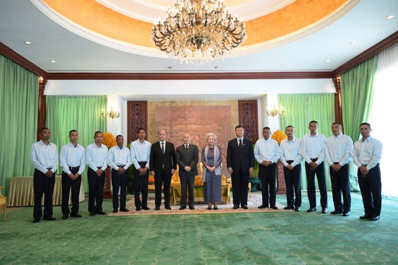 ព្រះករុណាព្រះមហាក្សត្រ និងសម្តេចព្រះមហាក្សត្រី ទទួលយុទ្ធជនកម្ពុជា ១៨ រូប វិលត្រឡប់មកប្រទេស និងផ្ដល់ព្រះរាជអំណោយ