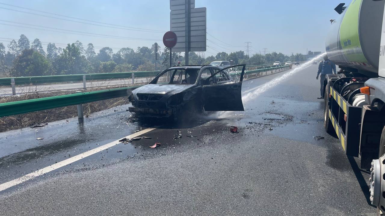 រថយន្ត Lexus RX330 ឆ្លងចរន្តអគ្គិសនី ឆេះទាំងស្រុងលើផ្លូវល្បឿនលឿន ភ្នំពេញ-ព្រះសីហនុ សំណាងគ្មានអ្នករងរបួស!