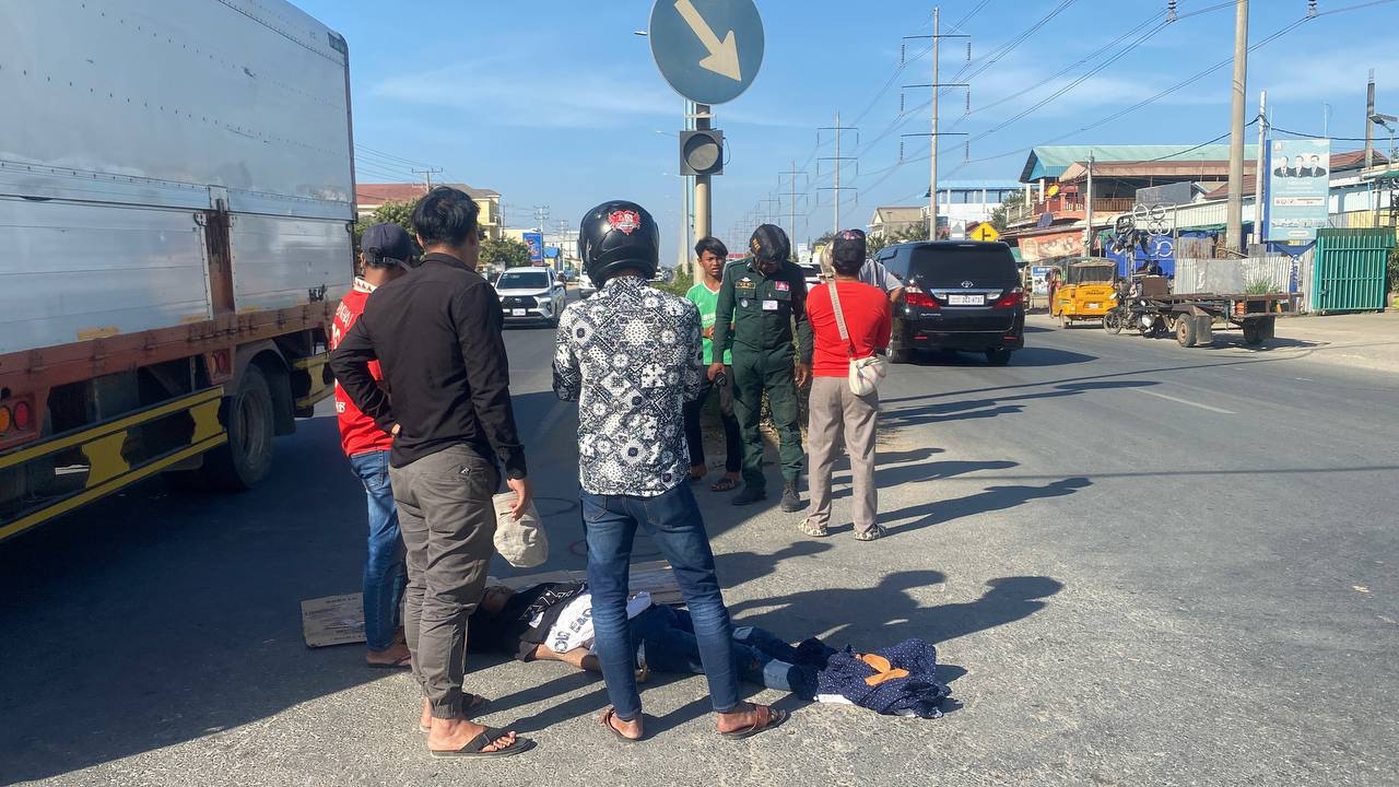 យុវជនជិះ២នាក់ ជិះម៉ូតូទៅសុំច្បាប់រោងចក្រ «លាឈប់» ត្រូវរថយន្តឃ្លុបបុកពីក្រោយ បណ្ដាលឲ្យស្លាប់ម្នាក់ របួសម្នាក់!