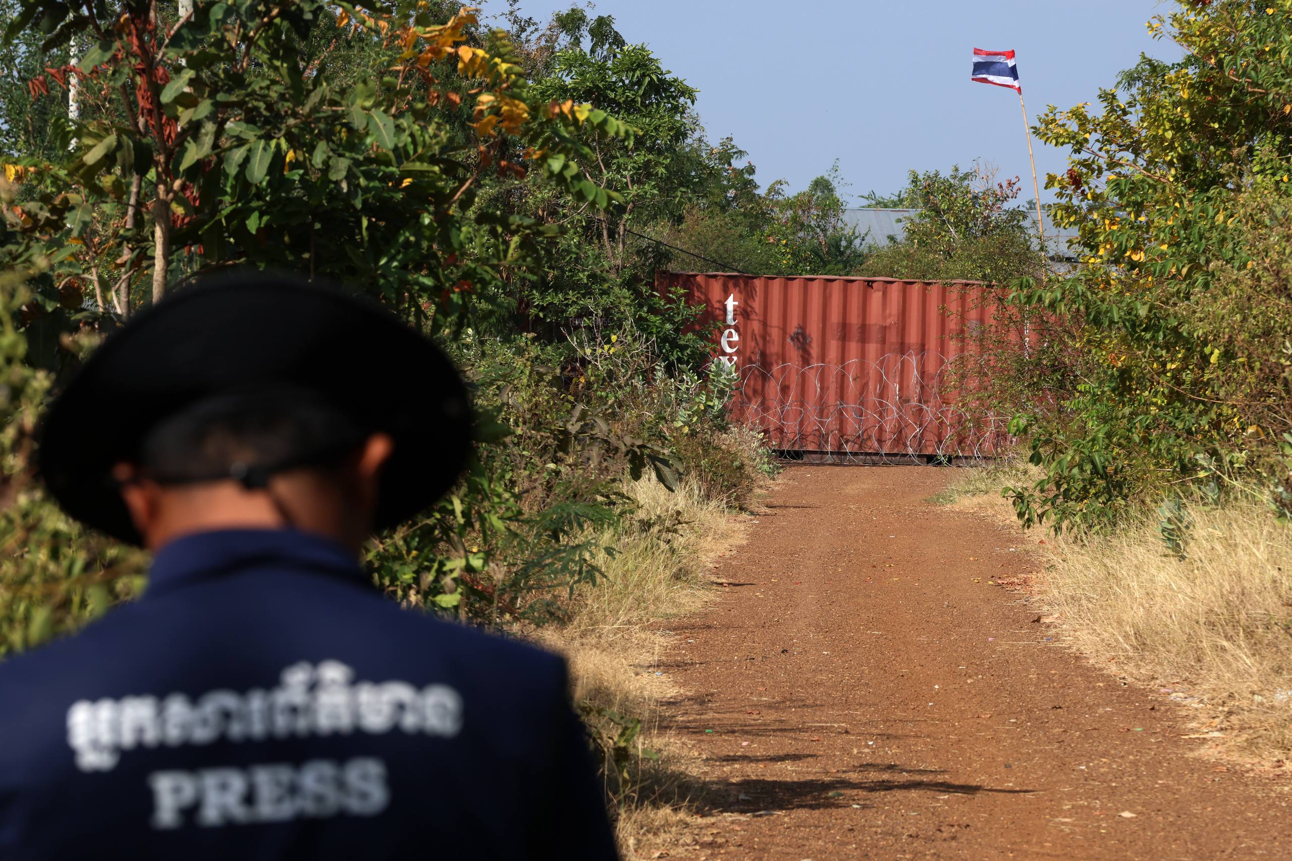 ប្រជាពលរដ្ឋភៀសសឹកជាង ១ ពាន់ គ្រួសារ មិនអាចត្រឡប់ទៅលំនៅឋានវិញបាន ដោយសារយោធាថៃបិទផ្លូវចូលភូមិ ដោយរាយបន្លាលួស និងដាក់ទូរកុងតឺន័រ
