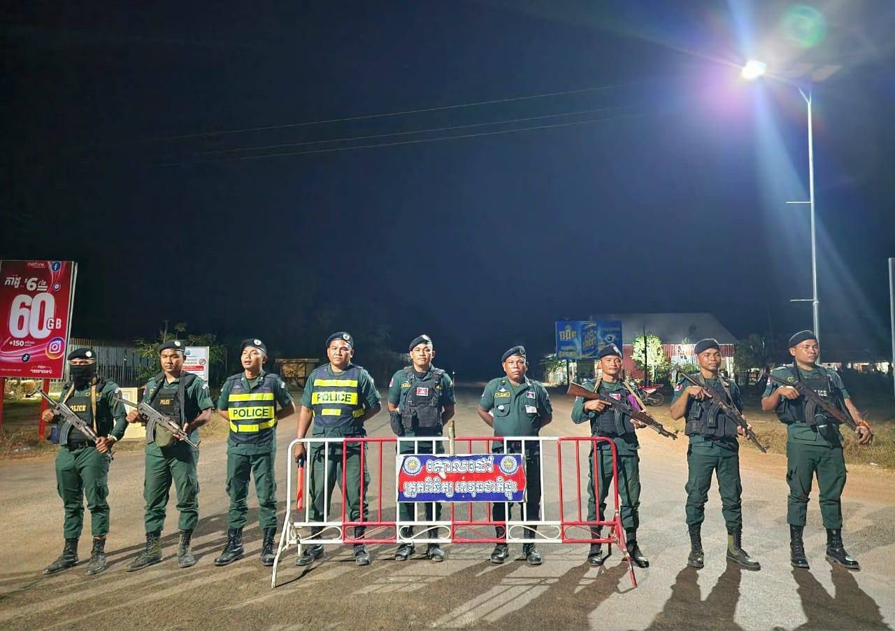 នគរបាលខេត្ដឧត្ដរមានជ័យ ចេញល្បាតចល័ត និងចុះត្រួតពិនិត្យអាវុធគ្រឿងផ្ទុះ ដើម្បីការពារសន្តិសុខ សុវត្ថិភាព រក្សាសណ្តាប់ធ្នាប់ និងការពារទ្រព្យសម្បត្តិ ផ្ទះសម្បែងរបស់បងប្អូនជនភៀសសឹកដែលចេញពីលំនៅដ្ឋានទៅរកទីទួលសុវត្តិភាព ស្ថិតក្នុងភូមិសាស្រ្តខេត្ដឧត្ដរមានជ័យ