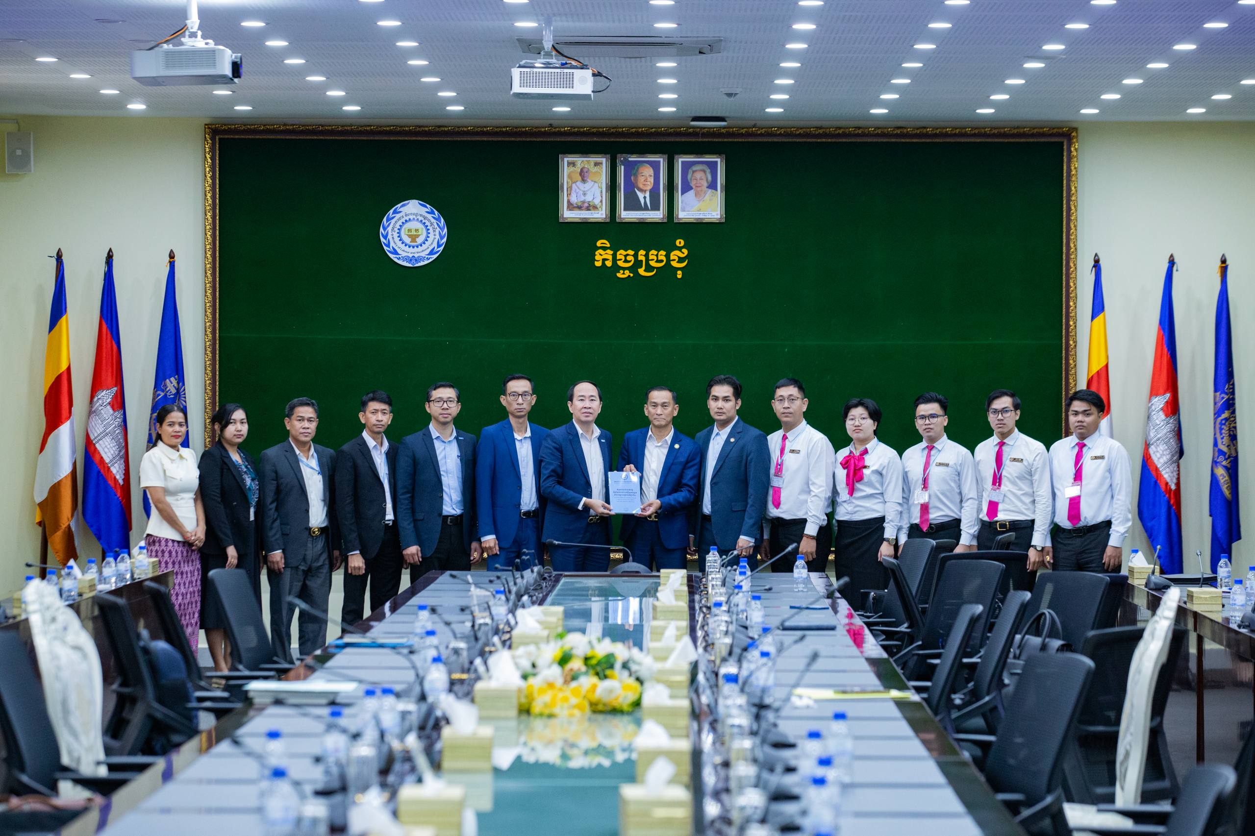 មន្ត្រីជាន់ខ្ពស់ក្រសួងការងារ ចែករំលែកច្បាប់ស្តីពីការងារ និងការដោះស្រាយវិវាទការងារ ដល់សិស្សមេធាវីជំនាន់ទី២០