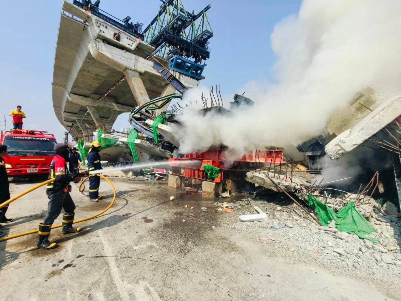 អគ្គិភ័យឆាបឆេះនៅទីតាំងដងស្ទូចដួលរលំលើផ្លូវរាមាទី២ បង្កការភ័យស្លន់ស្លោដល់ប្រជាពលរដ្ឋ