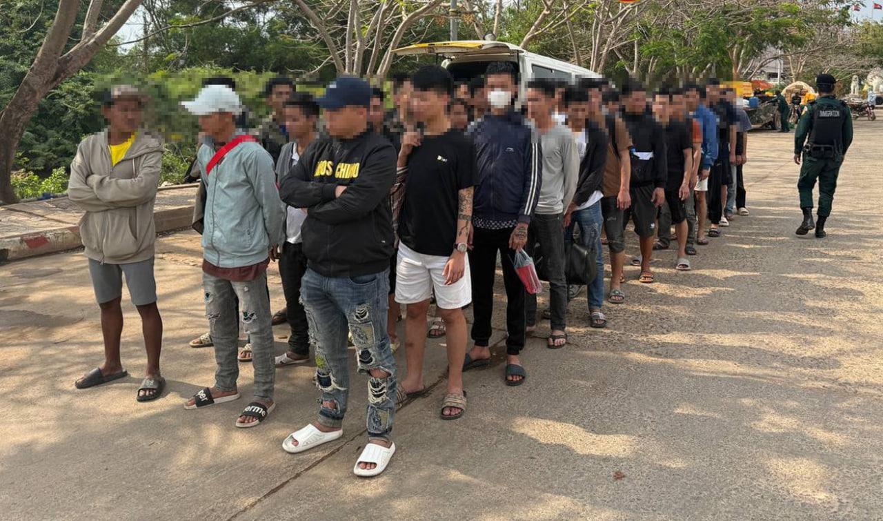 កម្ពុជា បណ្តេញជនជាតិវៀតណាម ជិត ៤០០នាក់ ចេញតាមប៉ុស្តិ៍នគរបាលព្រំដែនអន្តរជាតិព្រែកចាក ពា