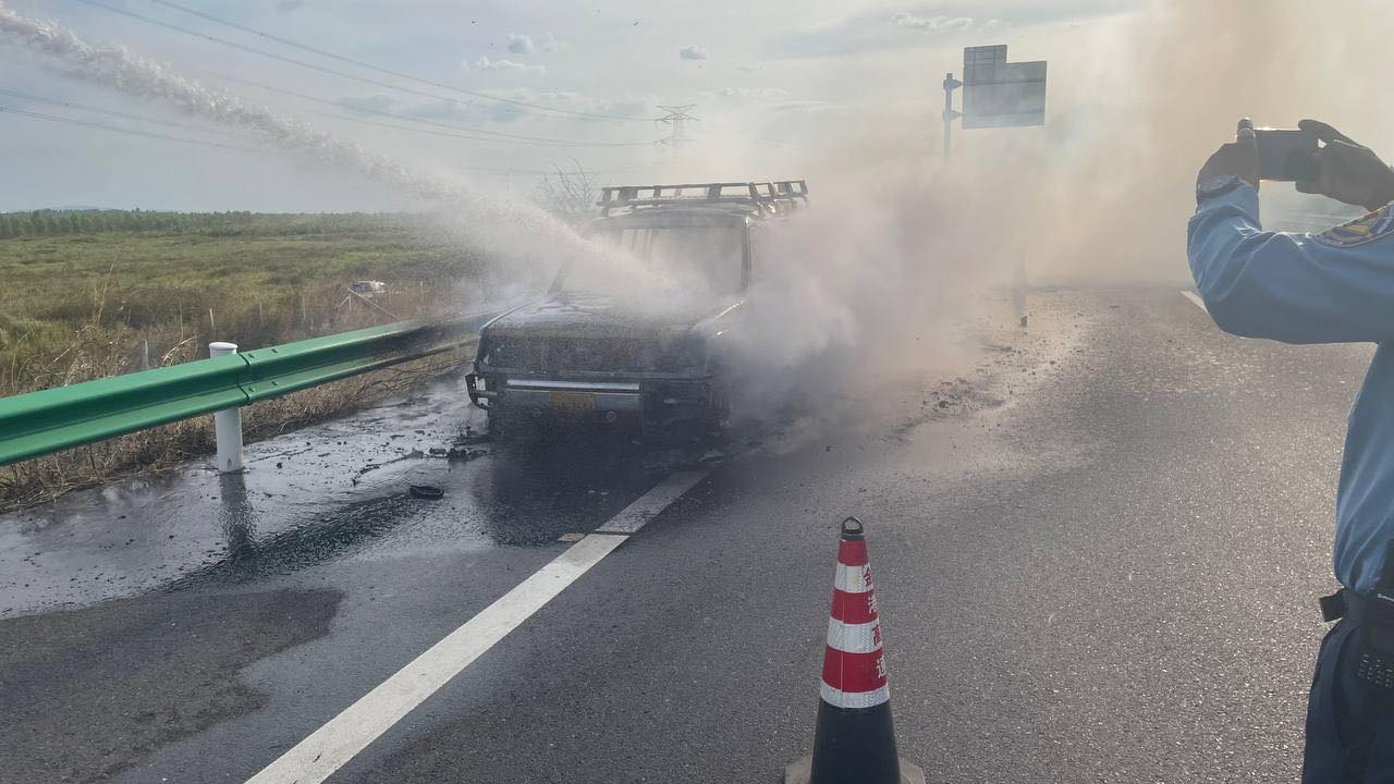 រថយន្ត PAJERO ឆ្លងចរន្តអគ្គិសនី ឆេះខូចខាតស្ទើរទាំងស្រុង លើផ្លូវល្បឿនលឿន ភ្នំពេញ-ព្រះសីហនុ