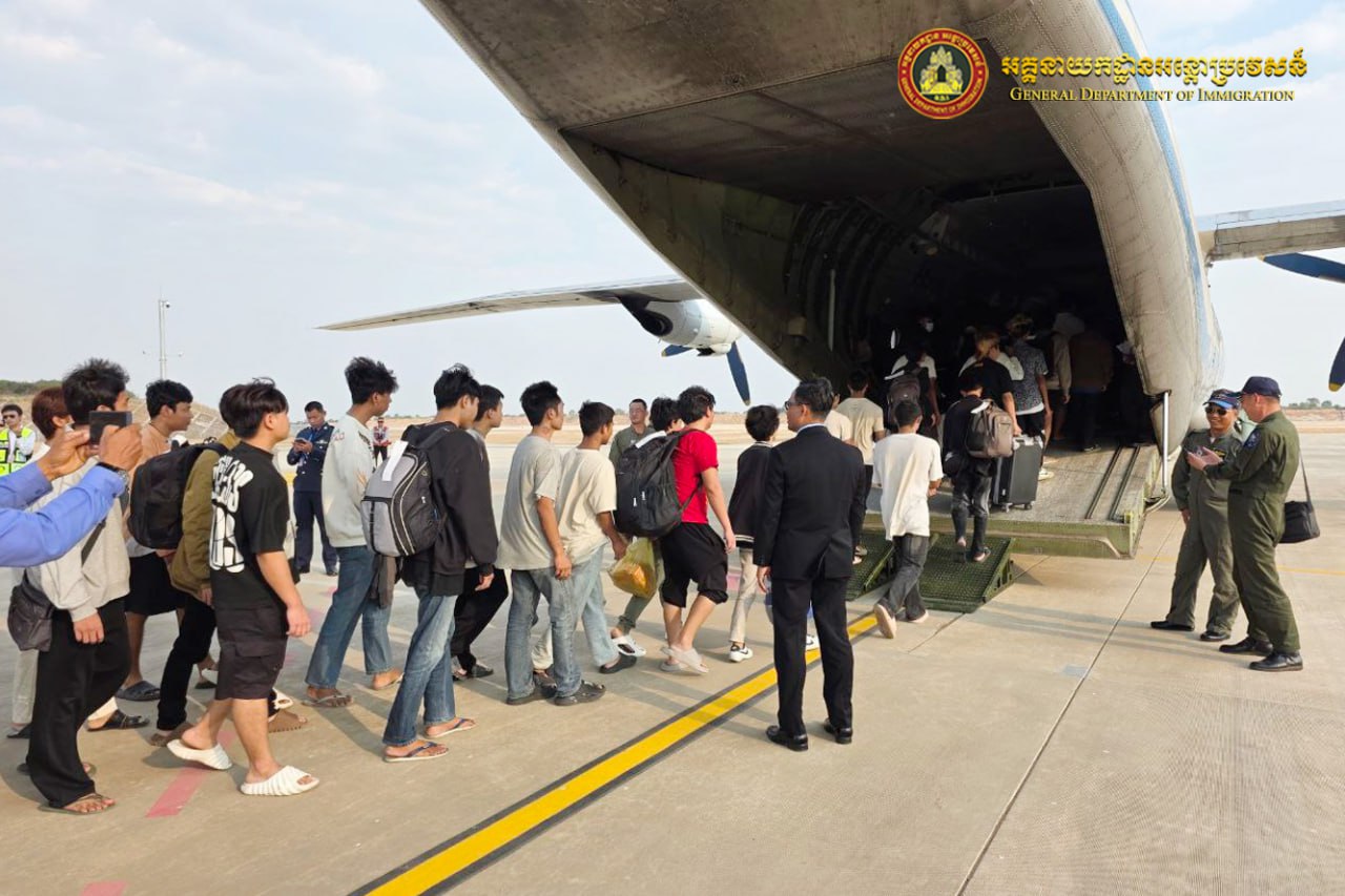 បណ្តេញជនជាតិមីយ៉ាន់ម៉ា ៧២៩ នាក់ ចេញពីកម្ពុជា តាមរយៈយន្តហោះពិសេស ពាក់ព័ន្ធករណីលួចស្នាក់នៅធ្វើការងារខុសច្បាប់ និងគ្មានលិខិតឆ្លងដែន