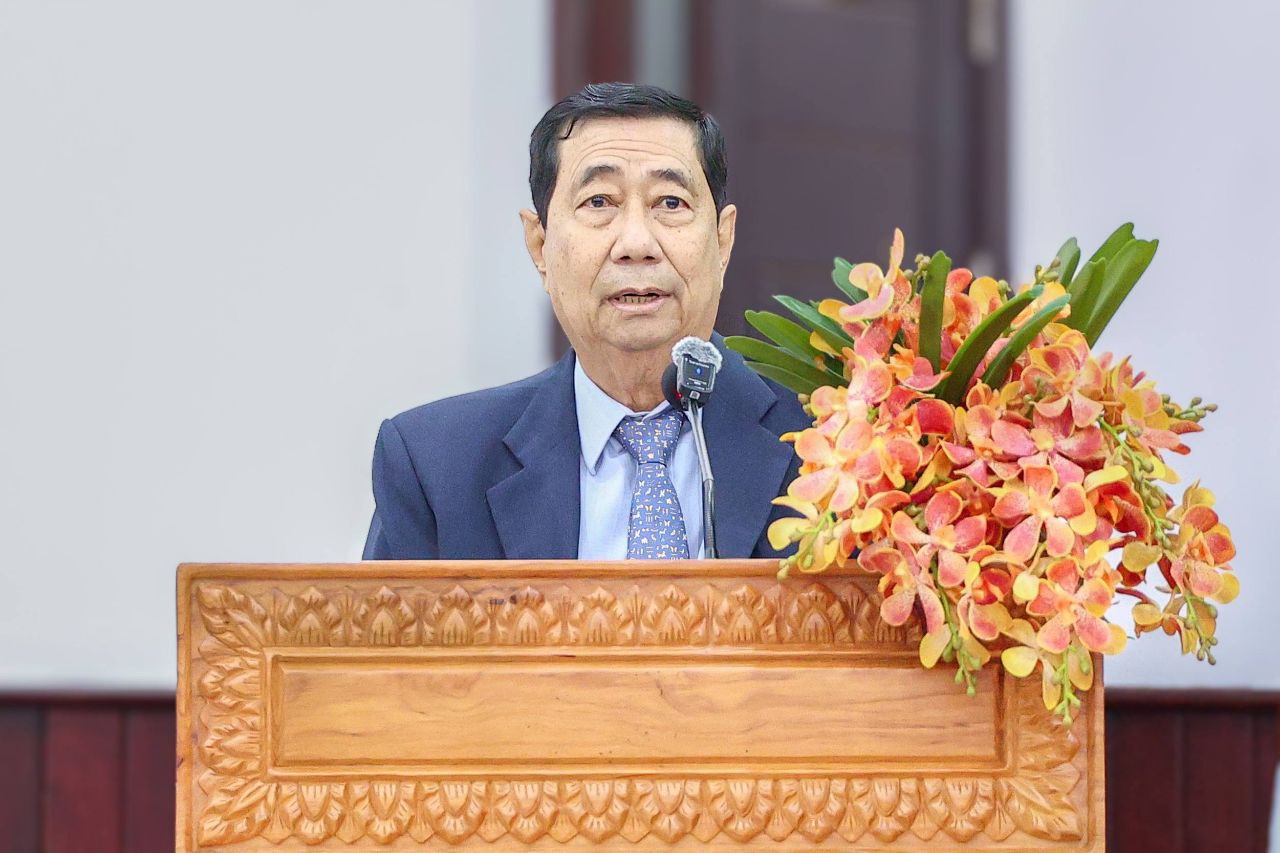 អភិបាលខេត្តកំពង់ស្ពឺ ព្រមានមេឃុំ ចៅសង្កាត់ និងអភិបាលក្រុង-ស្រុក បើគ្រប់គ្រងសំរាមតាមផ្លូវជាតិធំៗមិនបានទេ «គួរដាក់លិខិតលាលែងពីតំណែង»