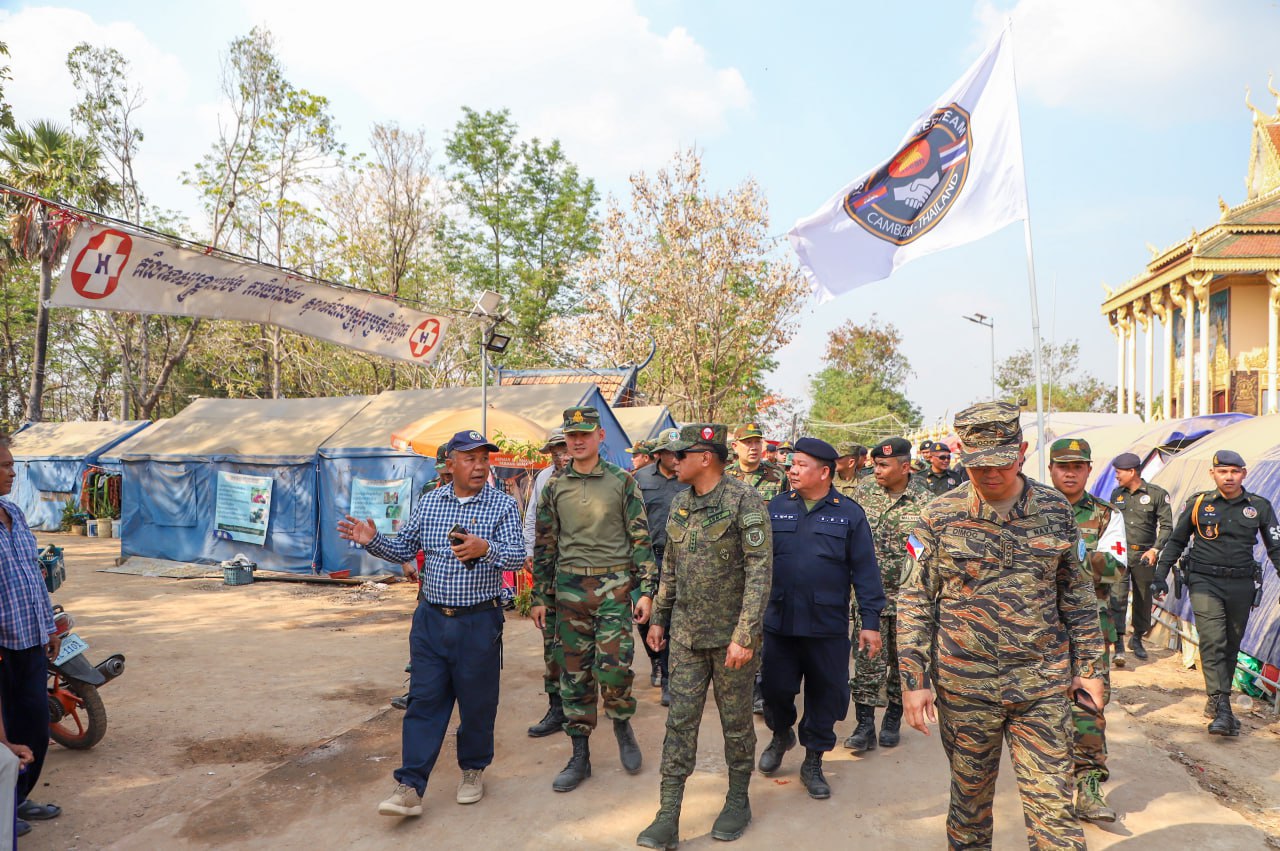 អគ្គមេបញ្ជាការកងទ័ពហ្វីលីពីន អញ្ជើញចុះសាកសួរសុខទុក្ខជនភៀសសឹកកម្ពុជា ដែលកំពុងស្នាក់នៅជំរុំសុវត្ថិភាព