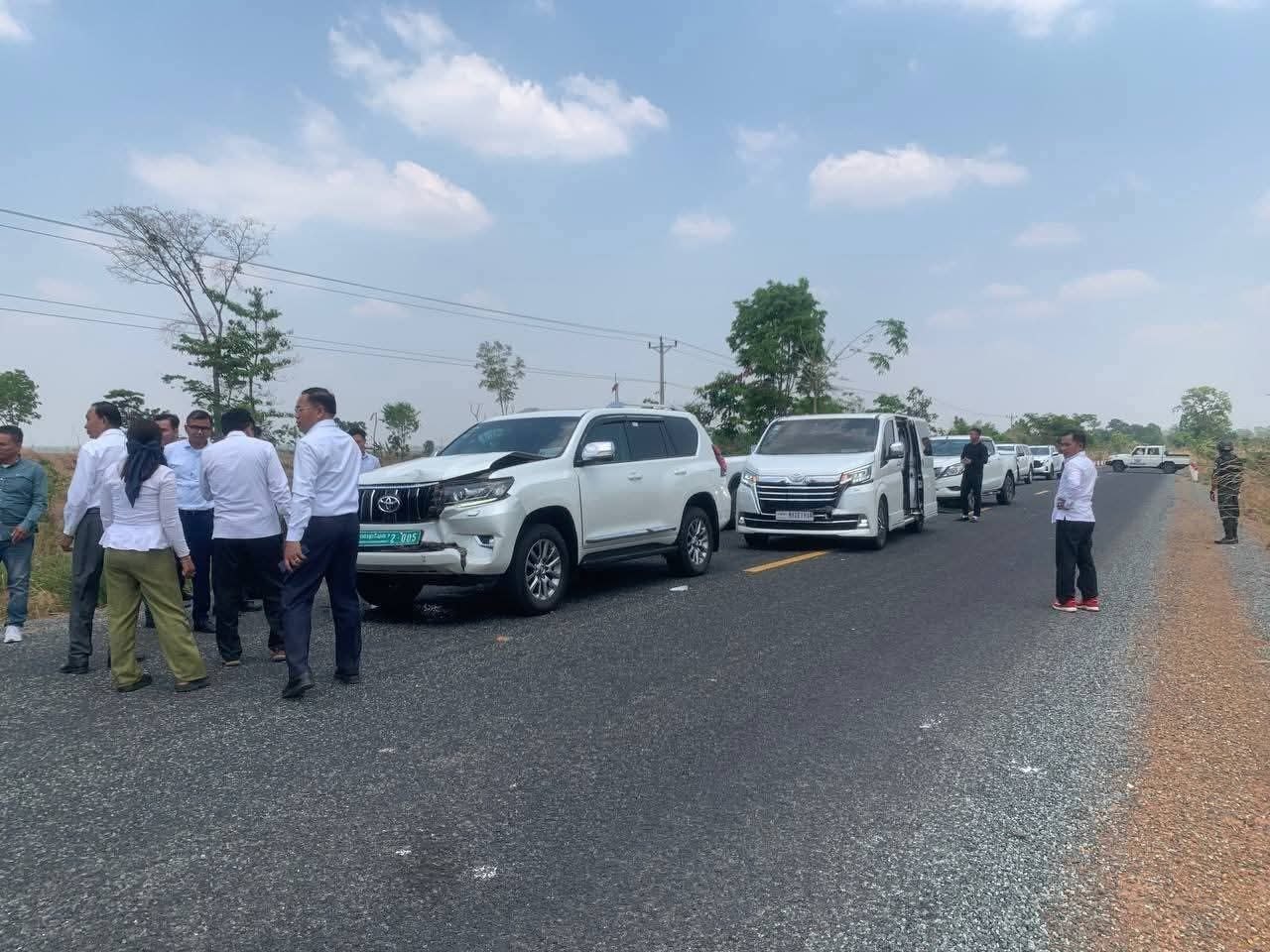 ព្រលឹងចុងសក់! រថយន្តក្បួនរបស់ រដ្ឋមន្ត្រីក្រសួងអប់រំ យុវជន និងកីឡា ជួបគ្រោះថ្នាក់ចរាចរបុកបន្តកន្ទុយគ្នា