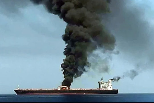 អ៊ីរ៉ង់ខ្លាំងដៃសម្បើមណាស់ នាវាដឹកប្រេងគុយវ៉ែតទម្ងន់៣៤ម៉ឺនតោន ត្រូវបានវាយប្រហារមិនសំចៃនៅកំពង់ផែឌូបៃ!