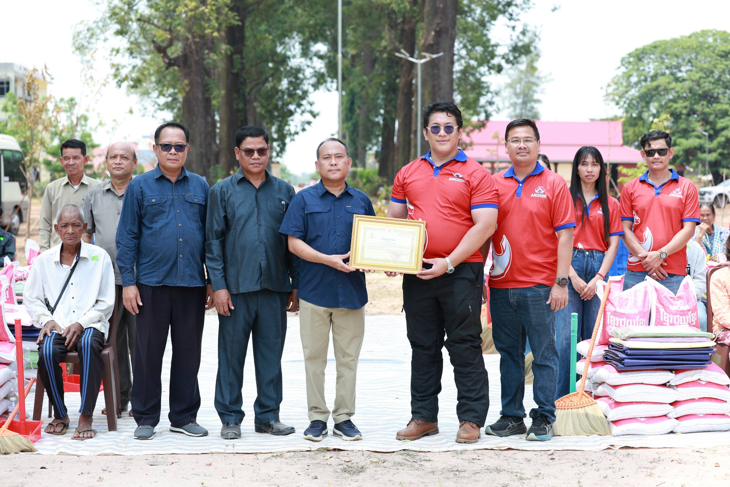 ពិធីប្រគល់ផ្ទះ ៣០ខ្នង ជូនគ្រួសាររងផលប៉ះពាល់ដោយសារជម្លោះព្រំដែន ក្រោមគម្រោង "ផ្ទះថ្មី ក្ដីសង្ឃឹមថ្មី"