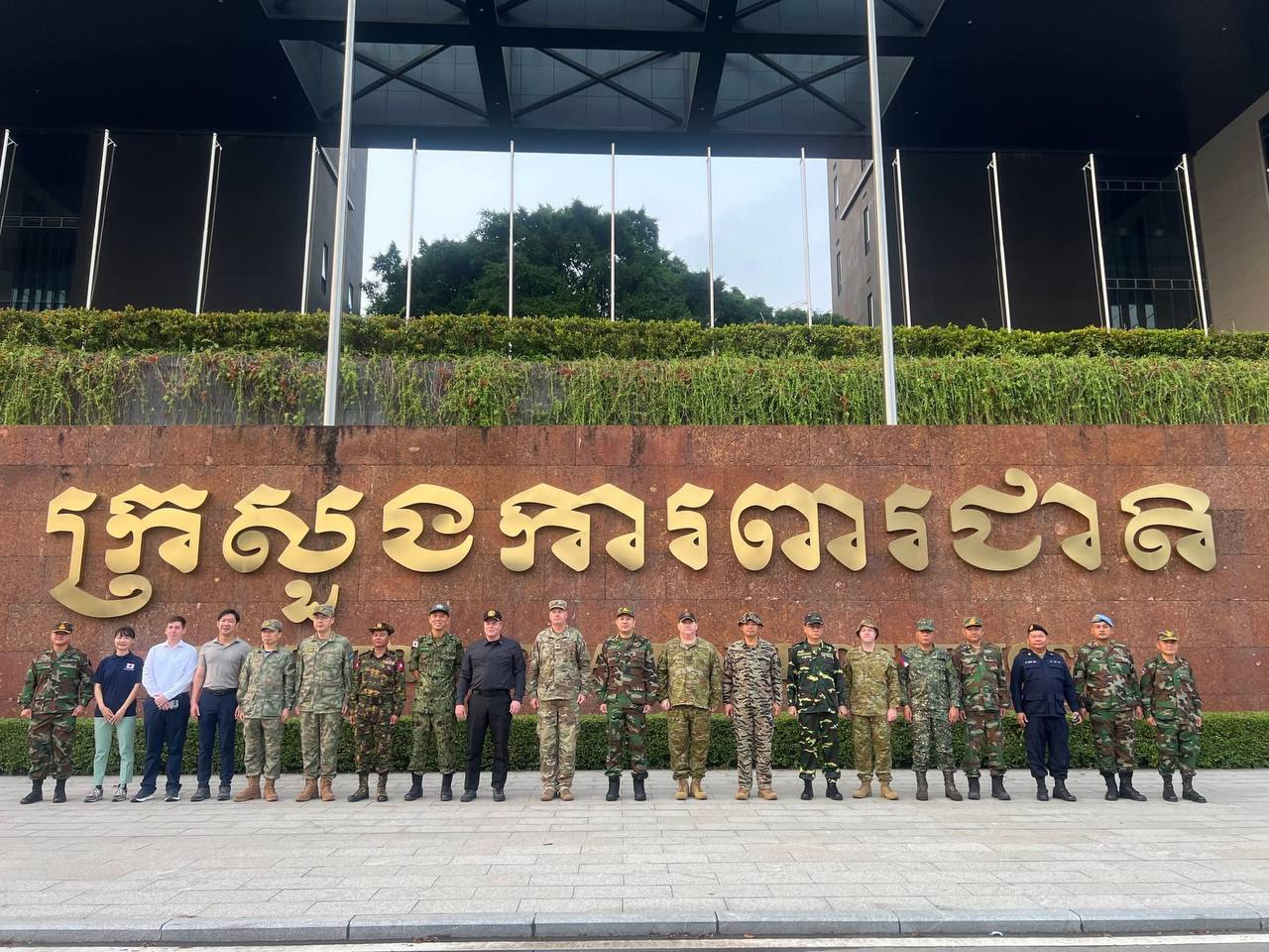 កម្ពុជា បើកទ្វារតម្លាភាព! នាំអនុព័ន្ធយោធាបរទេសចុះពិនិត្យស្ថានភាពជាក់ស្តែងព្រំដែនកម្ពុជា-ថៃ ក្នុងពេលបទឈប់បាញ់