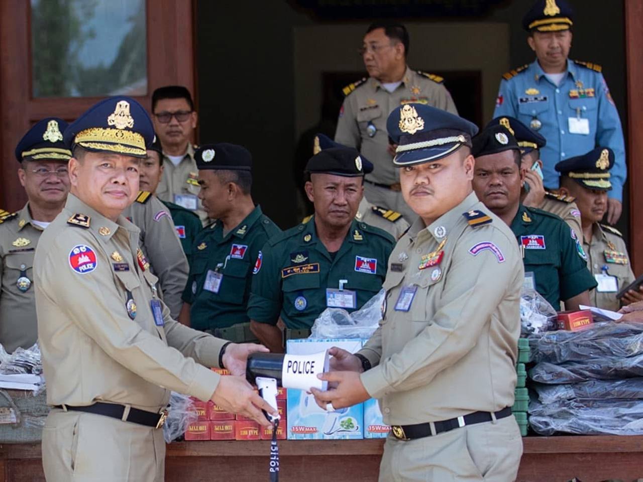 សមត្ថកិច្ចបន្តចុះបិទស្ទីកឃ័រចំណាំងផ្លាតលើគោយន្តកន្រៃ្តរបស់ពលរដ្ឋនៅស្រុកគាស់ក្រឡ ដើម្បីកាត់បន្ថយគ្រោះថ្នាក់ចរាចរណ៍