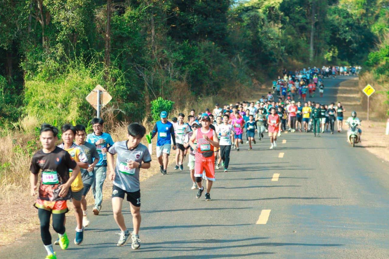 អត្តពលិកទាំងខ្មែរ បរទេសជាង ៤០០ នាក់ បានចូលរួមក្នុងព្រឹត្តិការណ៍រត់ពាក់កណ្ដាលម៉ារ៉ាតុន ដើម្បីសុខភាពនិងលើកស្ទួយវិស័យទេសចរណ៍!