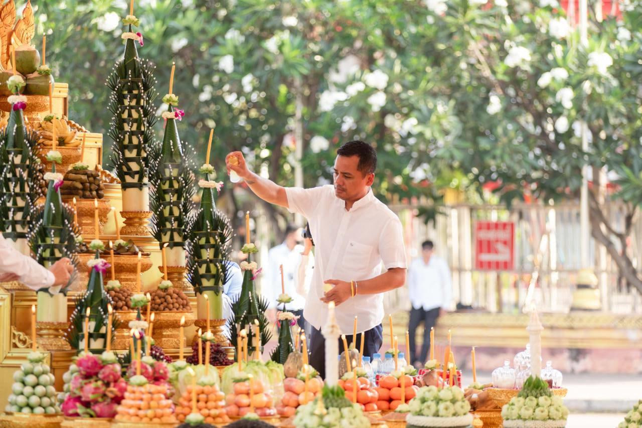 ឧបនាយករដ្ឋមន្រ្តី ស សុខា អញ្ជើញប្រារព្ធពិធីប្រុងពលីបួងសួងសុំសេចក្តីសុខ ត្រៀមរៀបចំព្រឹត្តិការណ៍សង្ក្រាន្តឆ្នាំថ្មីនៅខេត្តបាត់ដំបង