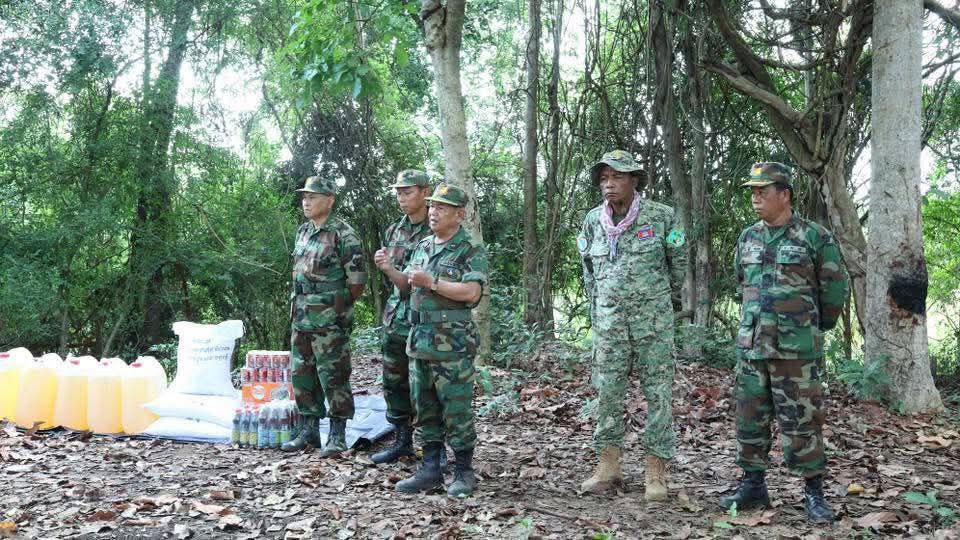មេបញ្ជាការតំបន់ប្រតិបត្តិការសឹករងកំពង់ធំ ប្រគល់ភារកិច្ច ជូនកងកម្លាំងចម្រុះ និងឧបត្ថម្ភអំណោយសម្ដេចមហាបវរធិបតី ហ៊ុន ម៉ាណែត និងលោកជំទាវ ជូនទីបញ្ជាការស្រាលបង្ក្រាបបទល្មើសធនធានធម្មជាតិ នៅតំបន់អូសោម ស្រុកសណ្ដាន់ ខេត្តកំពង់ធំ