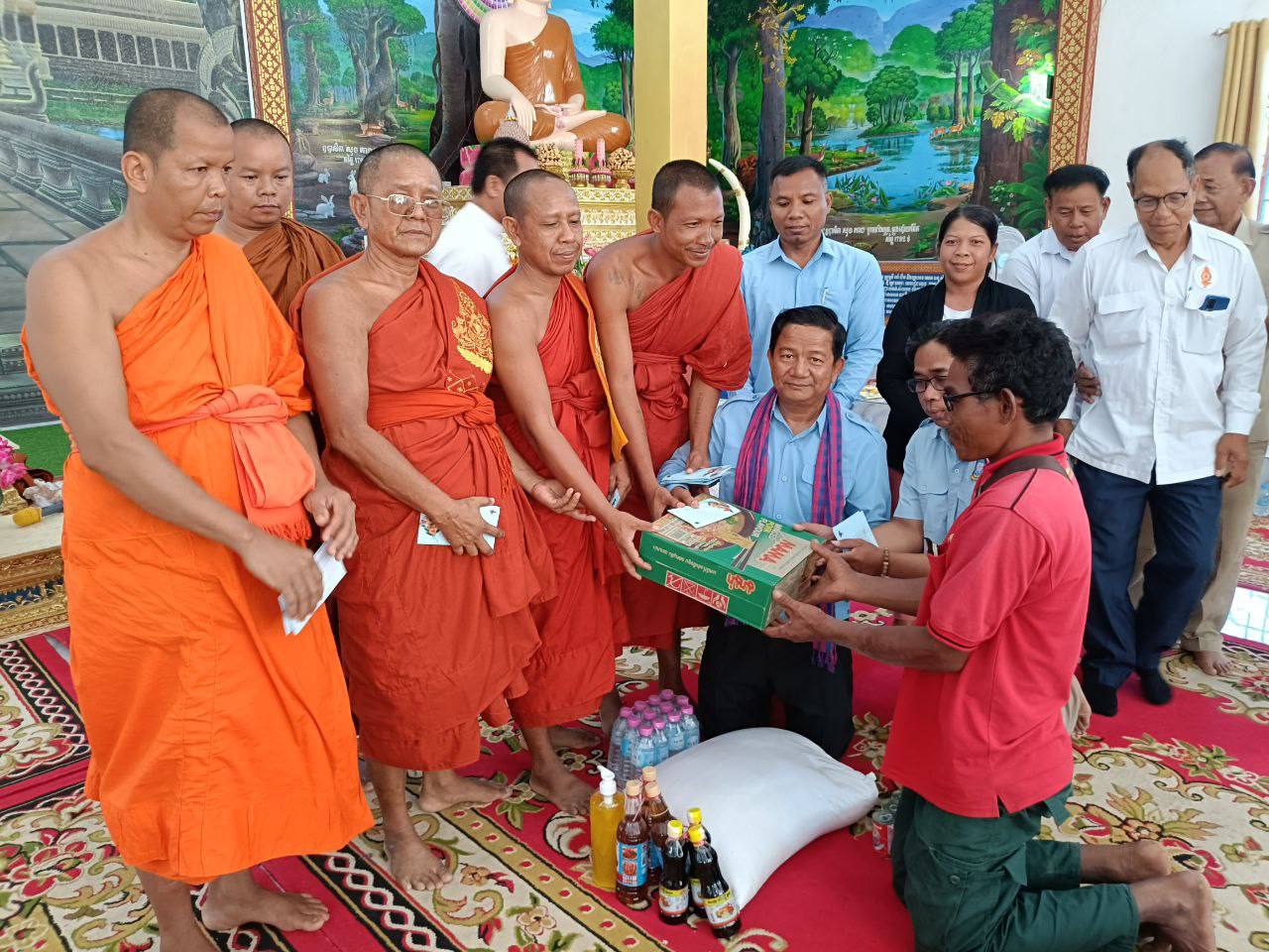ព្រះមន្រ្តីសង្ឃស្រុកមង្គលបូរី ផ្តល់អំណោយដល់ប្រជាពលរដ្ធ ដែលរងគ្រោះ ដោយខ្យល់កន្រ្តាក់នៅឃុំស្រះរាំងចំនួន ៣២គ្រួសារ