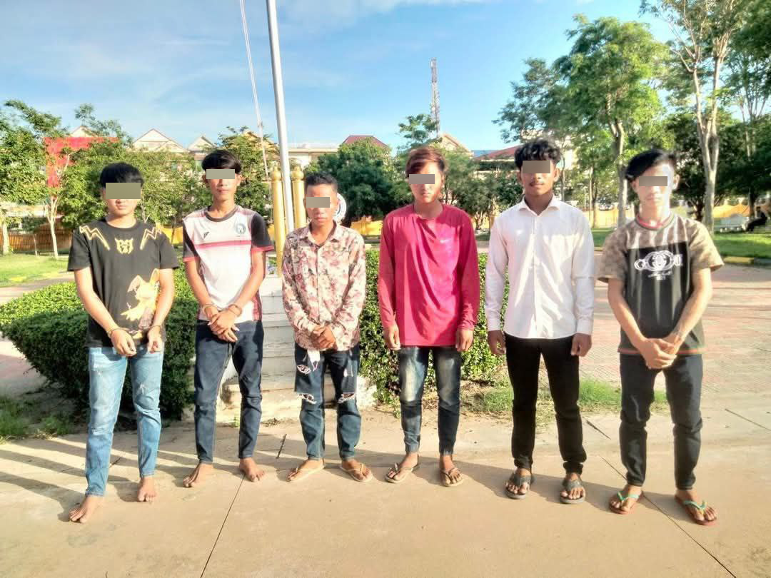 ប្អូនៗអីក៏ហ៊ានម្លេះ! នេះប្រហែលជាលើកទី១ហើយនៅស្រុកខ្មែរ ដែលក្រុមក្មេងទំនើងដេញវាយកាប់ចាក់គ្នាដល់បរិវេនស្នងការប៉ូលិស