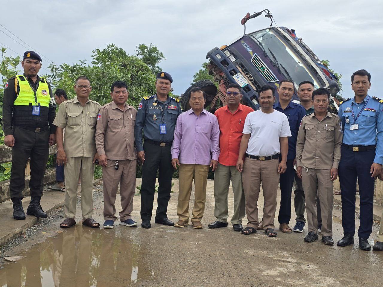 រថយន្តយក្សដឹងអុសបង្កឱ្យស្រុកផ្លូវផ្លូវគល់ស្ពាន «ទំនប់អូរក្បៀរ» នៅស្រុកបរសេដ្ឋ អាជ្ញាធរប្រាប់ឱ្យពលរដ្ឋ ដែលឆ្លងកាត់បង្កើនការប្រុងប្រយ័ត្ន