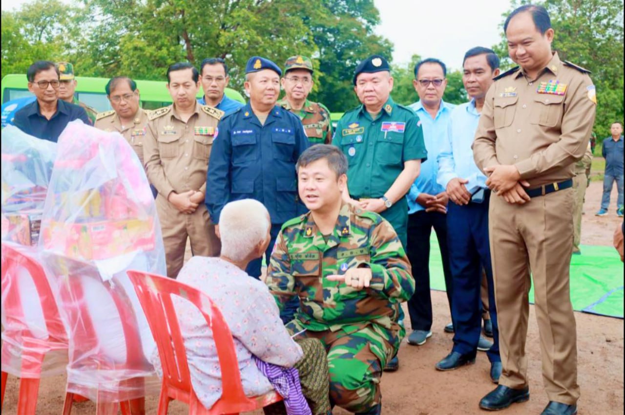 ពលរដ្ឋ ចំនួន ១១៩គ្រួសារ ដែលជន្លៀសចេញពីតំបន់ប្រមុខដាក់គ្នារវាងកងទ័ពកម្ពុជា-ថៃ នៅ «មុំបី» ទទួលអំណោយរបស់សម្តេចតេជោ និងសម្តេចកិត្តិព្រឹទ្ធបណ្ឌិត