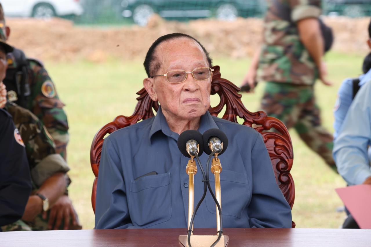 សម្ដេចឥស្សរវិទេសបញ្ញា ហោ ណាំហុង ឧត្តមប្រឹក្សាផ្ទាល់ព្រះមហាក្សត្រ អញ្ជើញចុះសួរសុខទុក្ខ នាយទាហាន ពលទាហាន និងកងកម្លាំងប្រដាប់អាវុធ ដែលឈរជើងតាមបណ្ដោយព្រំដែនកម្ពុជា-ថៃ