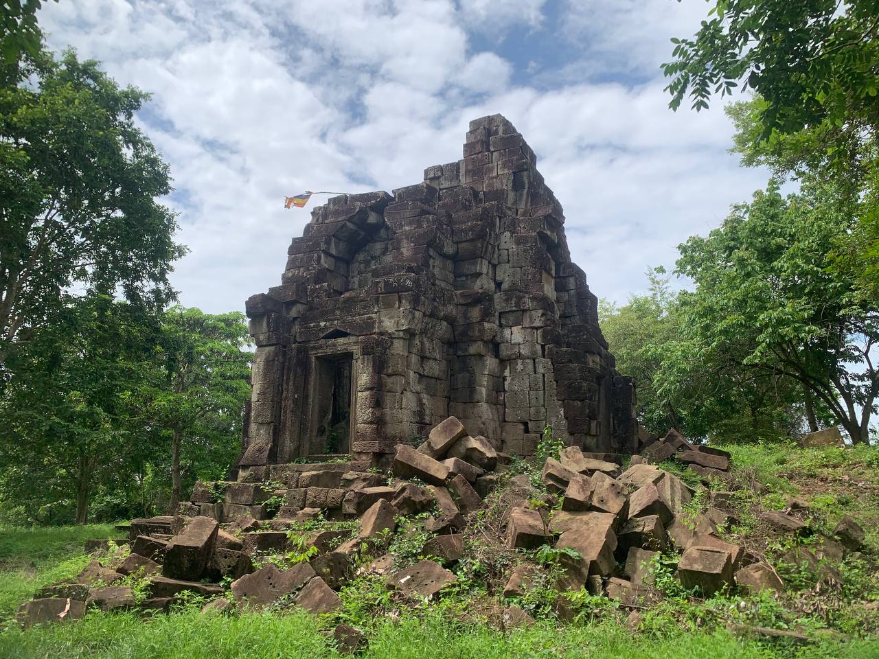 ប្រាសាទគុកយាយហមមានប្រវត្តិជារឿងព្រេងនិទាន និងប្រវត្តិពិតទាក់ទងនឹងការកសាងប្រាសាទនេះ