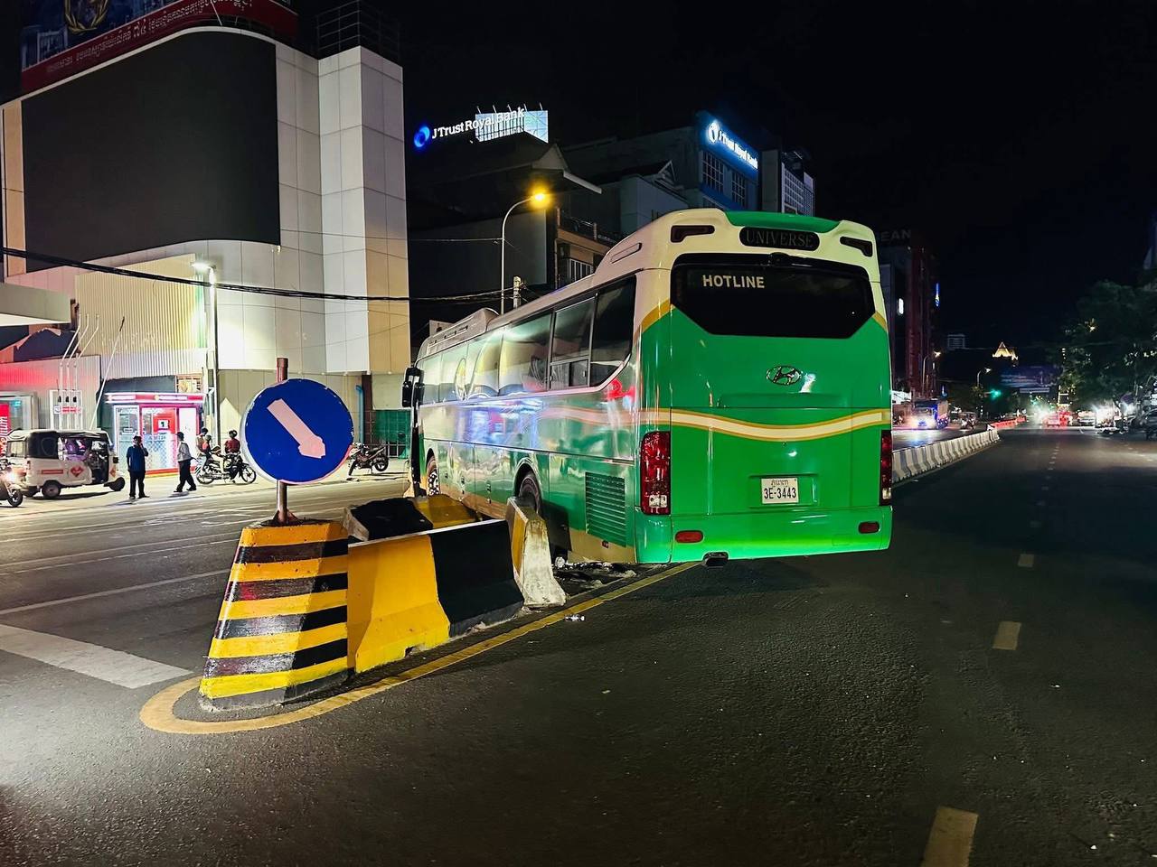 យកជីវិតជាង៤០នាក់មកលែងសើចពេកហើយ ! ជនជាតិចិនឈ្លះប្រកែកគ្នាផ្ទុះជាហិង្សាមកទាញចង្កូតឡានបណ្ដាលឲ្យរ៉េទៅបុកទ្រូងផ្លូវ ទៅមុខលែងរួច