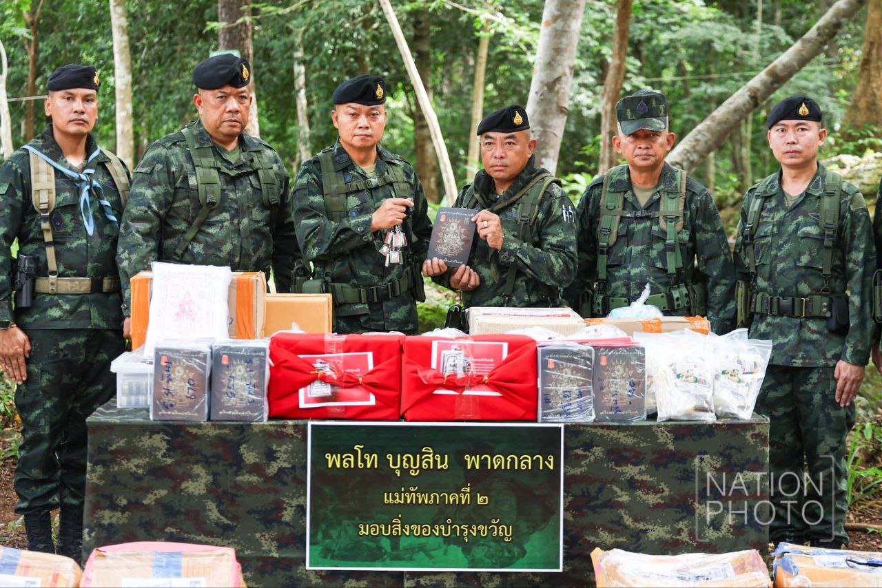 មេទ័ពភូមិភាគទី២ ថៃ ចុះទៅពិនិត្យមូលដ្ឋានទ័ពជួរមុខនៅតាមព្រំដែនកម្ពុជា-ថៃ រួមទាំងផ្ដល់យ័ន្តដើម្បីលើកទឹកចិត្តដល់ទាហានខ្លួន