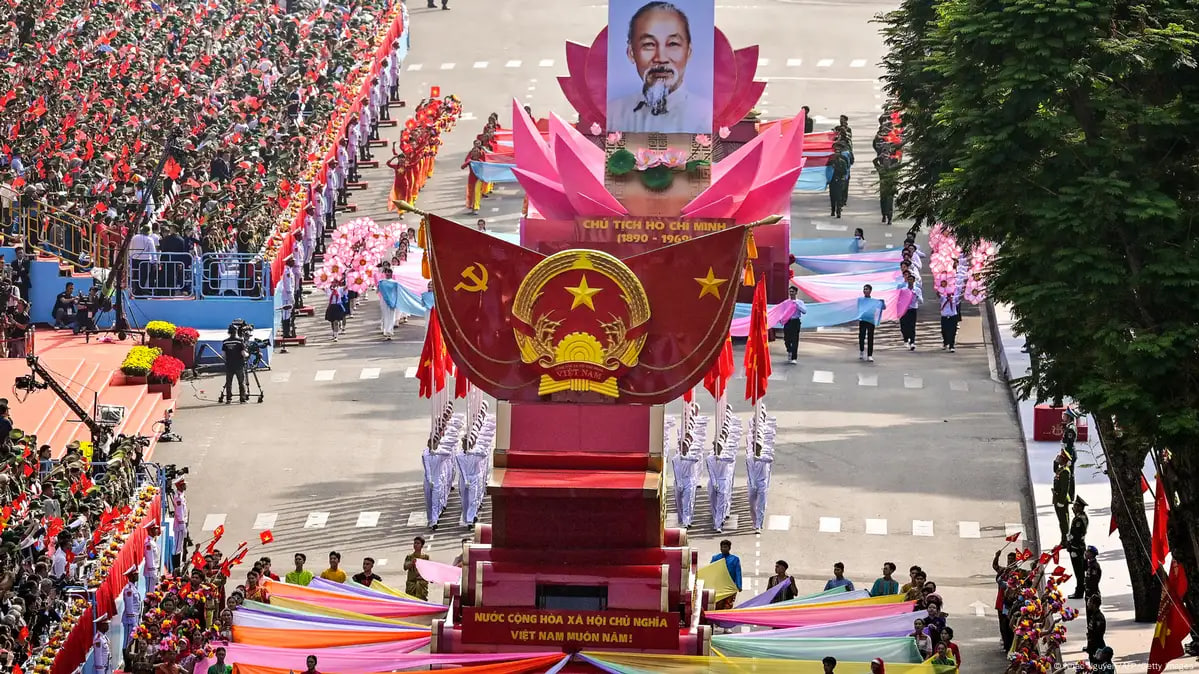 ក្បួនដង្ហែរយោធាយ៉ាងធំសម្បើម រួមទាំងវត្តមានទាហានរាប់ពាន់នាក់មកពីបណ្ដាប្រទេសមួយចំនួន បានចូលរួមក្នុងការប្រារព្ធទិវាឯករាជ្យវៀតណាម