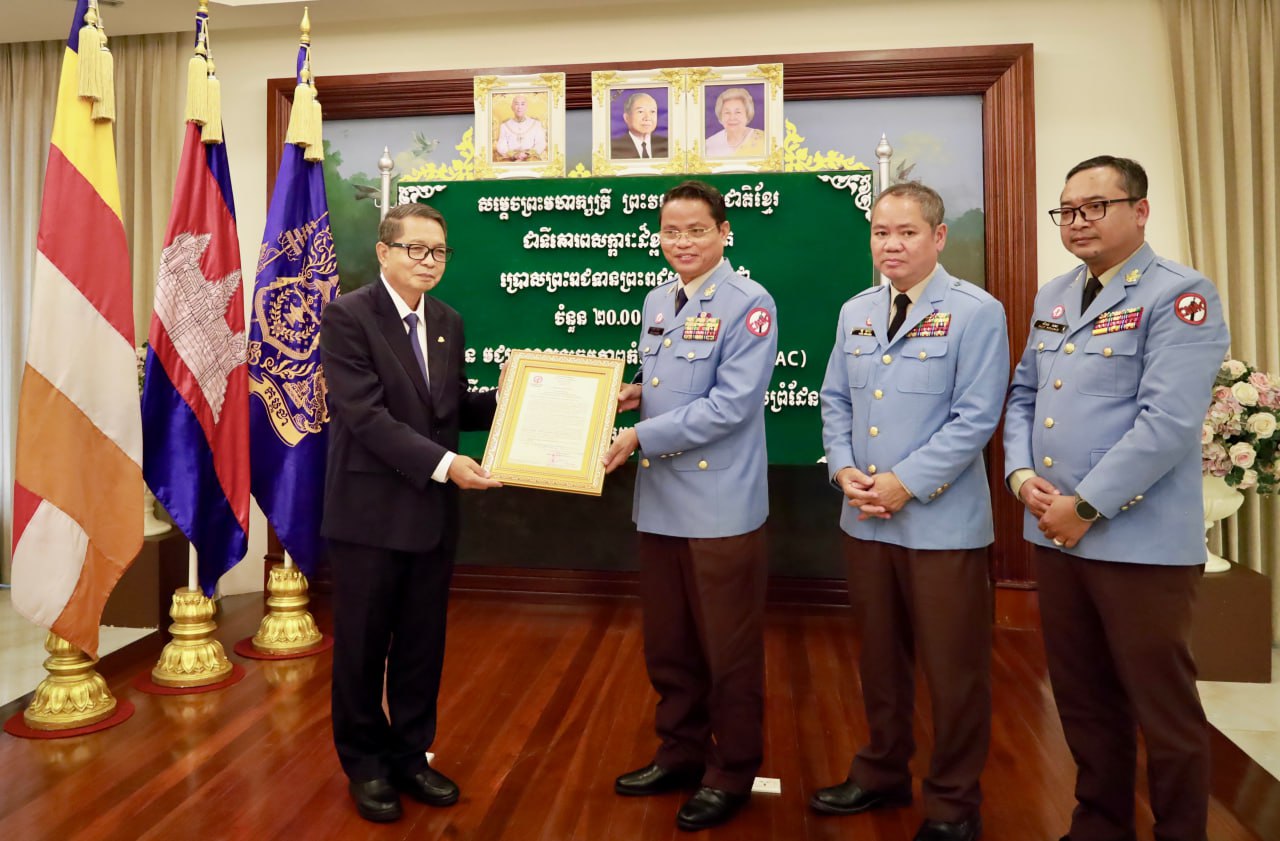 សម្តេចព្រះមហាក្សត្រី ព្រះវររាជមាតាជាតិខ្មែរ ព្រះអង្គសព្វព្រះរាជហឬទ័យប្រោសព្រះរាជទានព្រះរាជឧបត្ថម្ភ ចំនួន ២០ ពាន់ដុល្លារសហរដ្ឋអាមេរិក ដល់មជ្ឈមណ្ឌលសកម្មភាពកម្ចាត់មីនកម្ពុជា