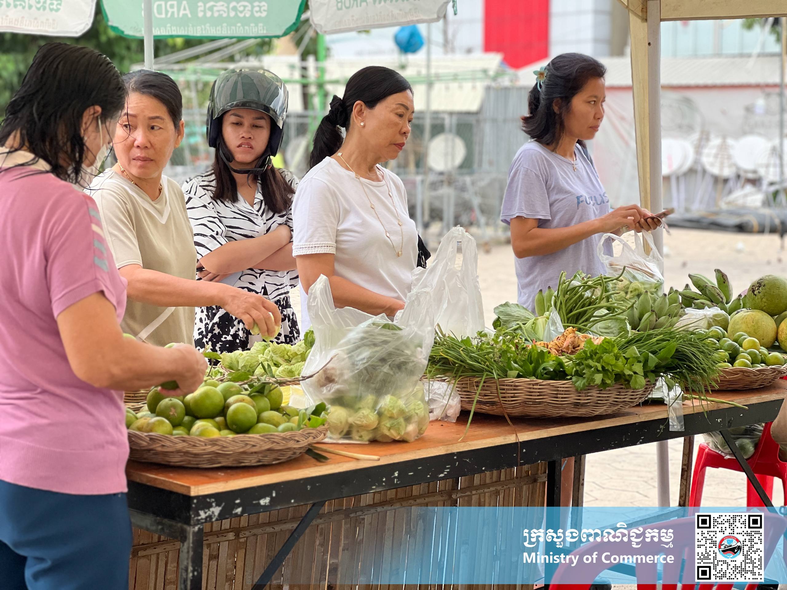 ផលិតផលខ្មែរជាច្រើនមុខ ដែលសុទ្ធតែផលិតនៅក្នុងស្រុក បាននិងកំពុងដាក់លក់ នៅក្នុងស្តង់ផ្សារផលិតផលខ្មែរ នៅខេត្តបាត់ដំបង