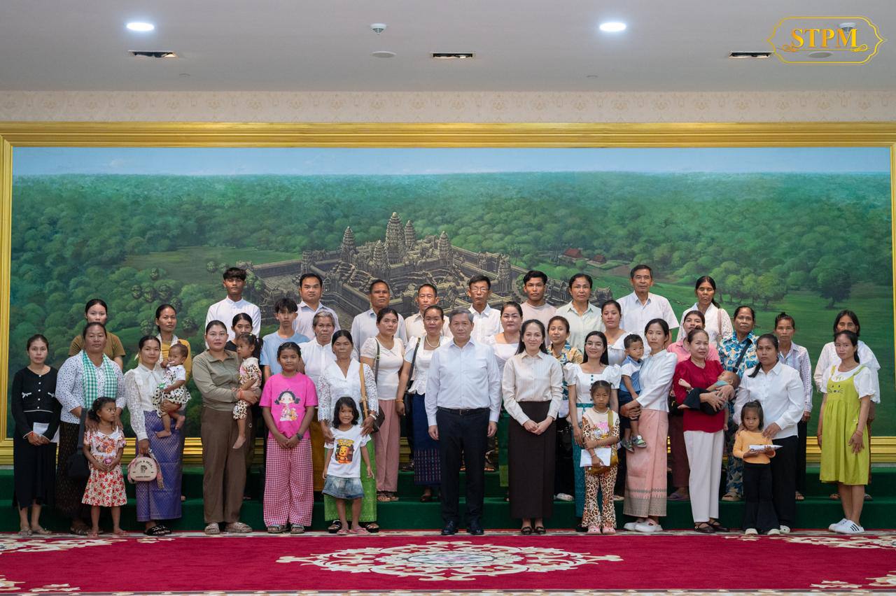 ប្រមុខរដ្ឋាភិបាល ជួបជាមួយក្រុមគ្រួសារវីរកងទ័ពទាំង១៨រូប ដែលត្រូវបានថៃចាប់ខ្លួន ដើម្បីសាកសួរសុខទុក្ខ និងបញ្ជាក់អំពីជំហររបស់រាជរដ្ឋាភិបាល​ ដើម្បីស្វែងរកដំណោះស្រាយ​ក្នុងការ​ការពារអាយុជីវិត​​ សេចក្តីសុខសុវត្ថិភាព​