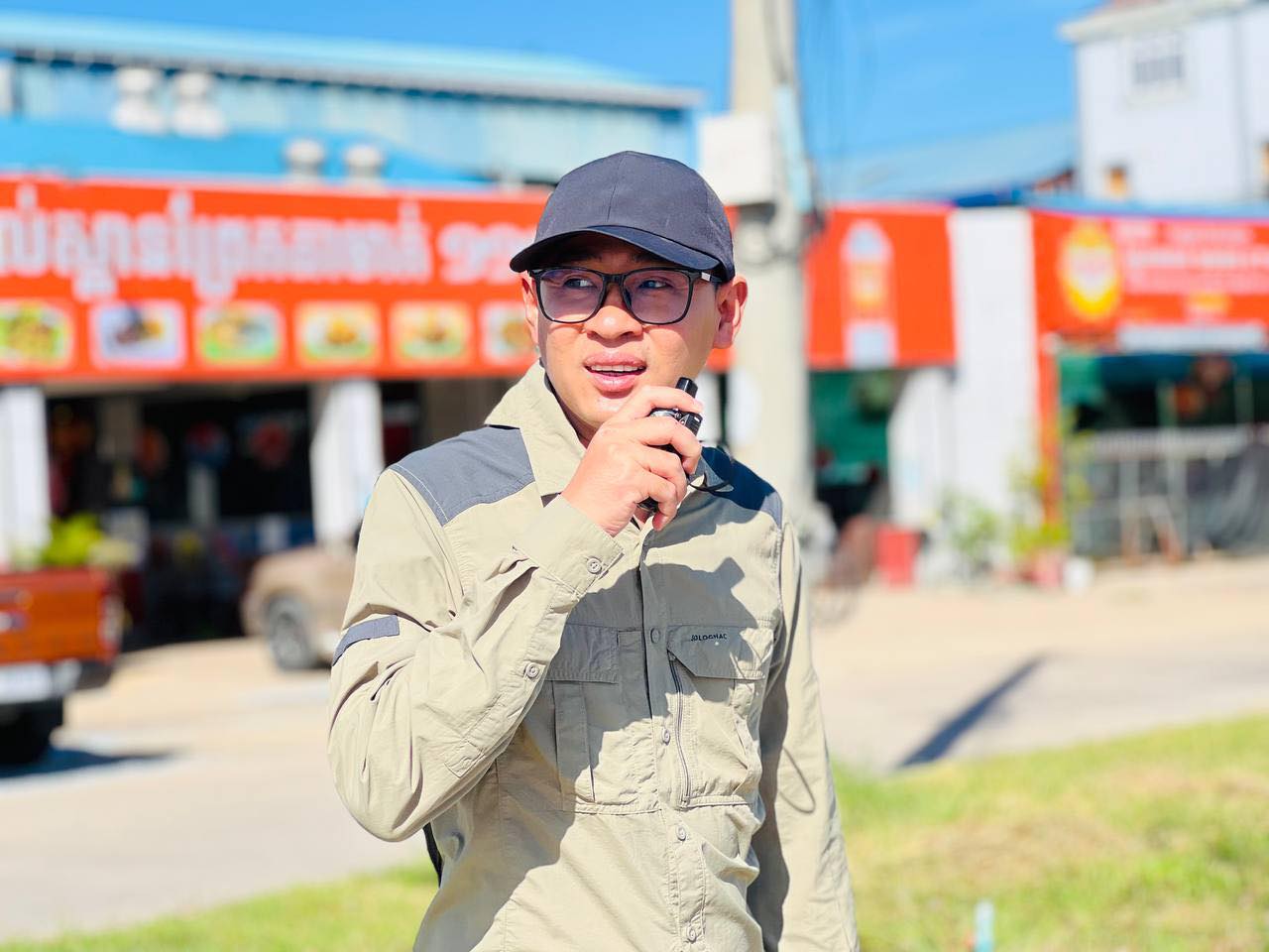 ចេង ឌីណា អភិបាលស្រុកខ្សាច់កណ្ដាល អញ្ជើញដឹកនាំកម្លាំងគណៈបញ្ជាការឯកភាពរដ្ឋបាលស្រុក ជួយសម្រួលចរាចរណ៍ នៅចំណុចរង្វង់មូលស្ពានព្រែកតាមាក់ នាឱកាសរដូវកាន់បិណ្ឌ-ភ្ជុំបិណ្ឌ