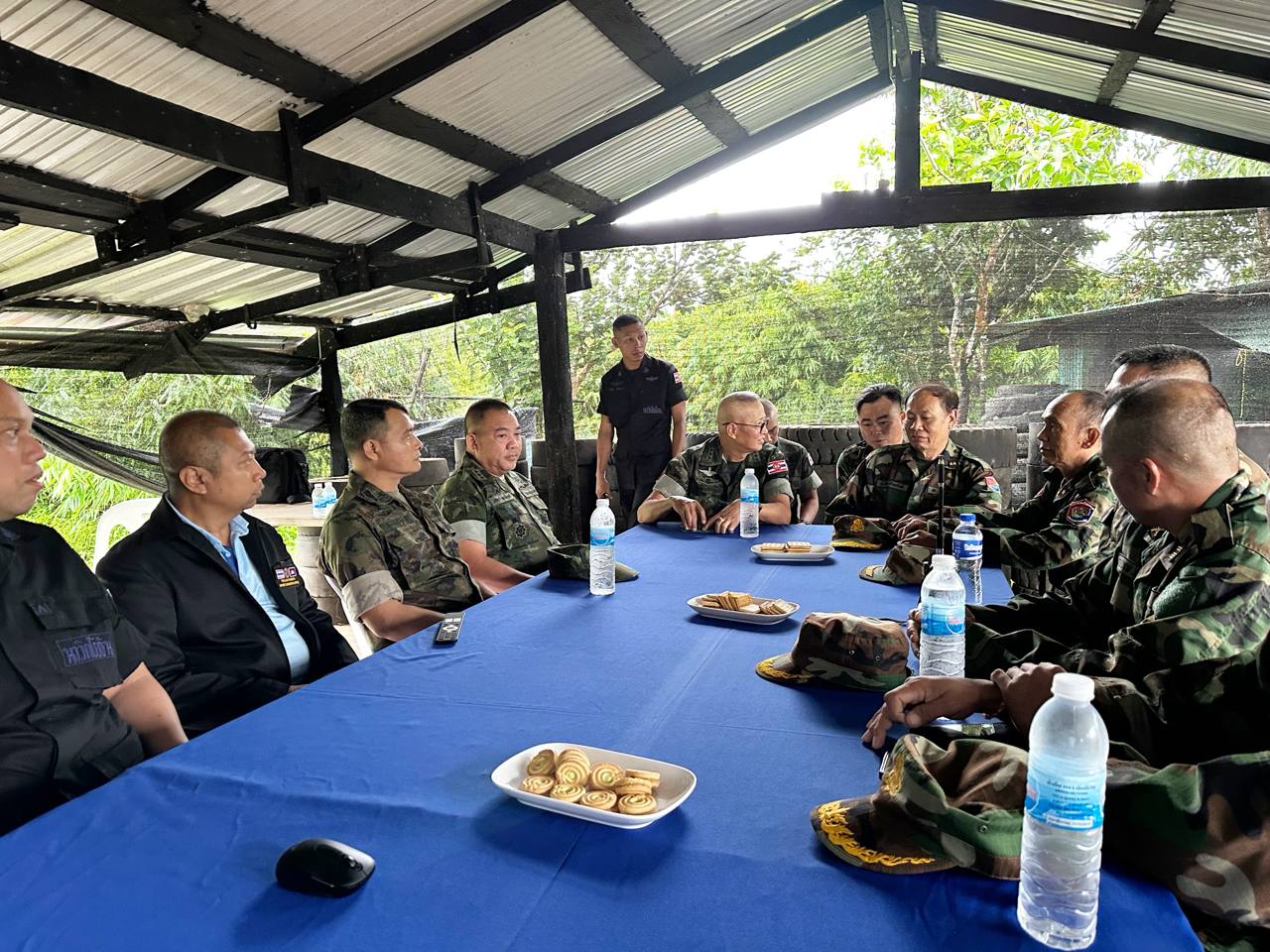 មេបញ្ជារងយោធភូមិភាគទី៥ កម្ពុជា ជួបជាមួយប្រជុំជាមួយនាយសេនាធិការកងបញ្ជាការការពារព្រំដែនចន្ទបុរី-ត្រាត នៅខេត្តត្រាត ដើម្បីដោះស្រាយរាល់បញ្ហាដោយសន្តិវិធី កាត់បន្ថយភាពតានតឹង និងរក្សាស្ថិរភាពតាមព្រំដែន