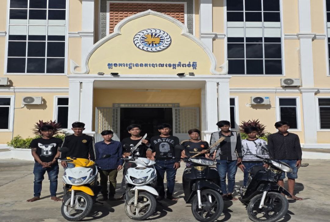 នគរបាលព្រហ្មទណ្ឌកំពង់ស្ពឺ បើកបង្រ្កាបក្រុមចោរប្លន់ម៉ូតូយ៉ាងសកម្ម ចំនួន ០៩ នាក់ ដកហូតបានម៉ូតូ ចំនួន ០៤ គ្រឿង និងវត្ថុតាងមួយចំនួន