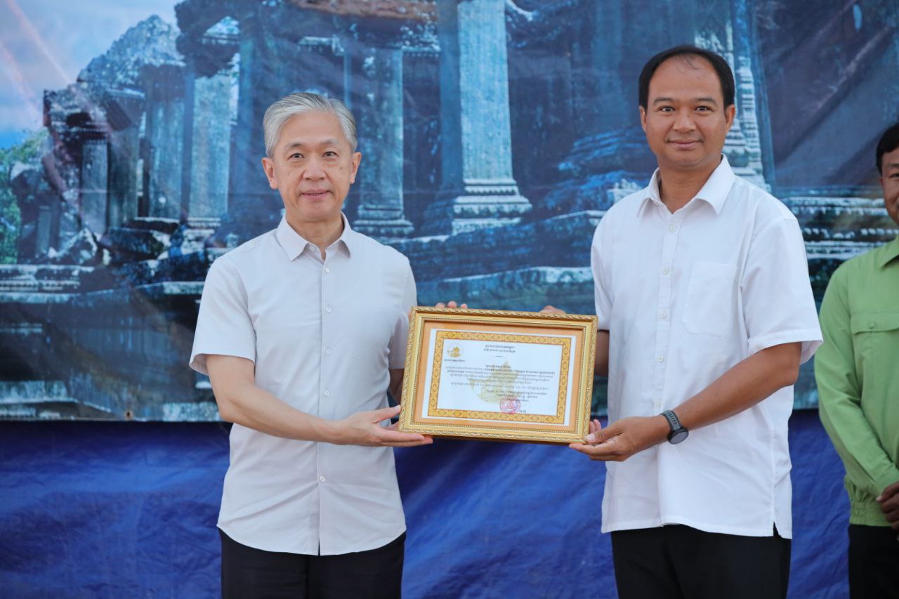 ទូតចិនប្រចាំកម្ពុជា ផ្តល់ជំនួយសាច់ប្រាក់ ចំនួន ១០ ម៉ឺនដុល្លារ ដល់រដ្ឋបាលខេត្តព្រះវិហារ ដើម្បីលើកកម្ពស់ជីវភាពជនភៀសសឹកដែលរងគ្រោះដោយជម្លោះព្រំដែន កម្ពុជា-ថៃ