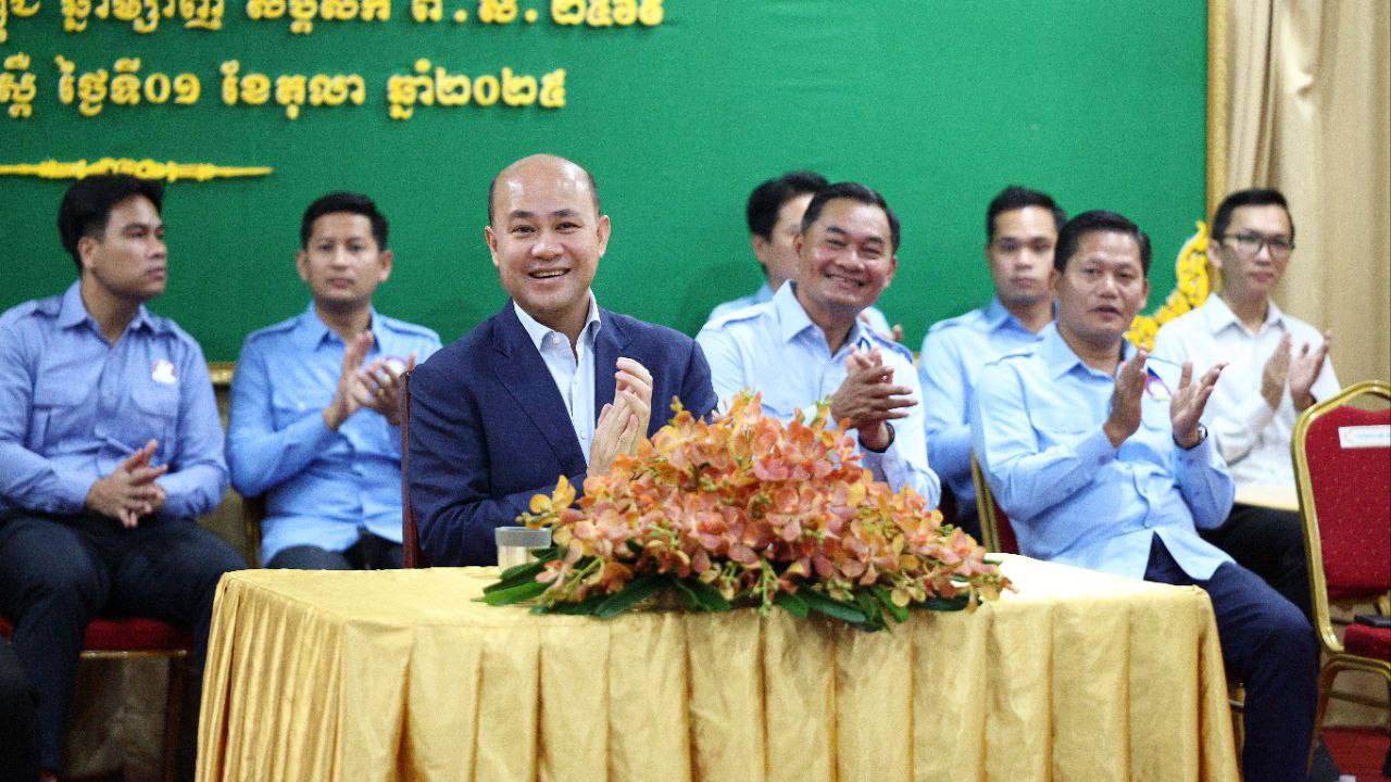 ‎សិស្សនិទ្ទេស A ក្នុងខេត្តកំពង់ស្ពឺ ទទួលបានកំព្យូទ័រម្នាក់ ០១ គ្រឿង ពីលោកឧបនាយករដ្ឋមន្ត្រី ហ៊ុន ម៉ានី