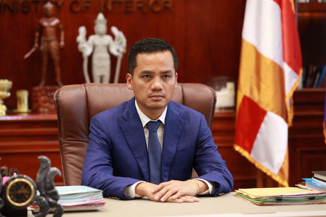 ប្រមុខក្រសួងមហាផ្ទៃកម្ពុជា សារជូនថ្នាក់ដឹកនាំ និងប្រជាជនថៃថា «ថៃបានក្លាយទៅជារដ្ឋមួយ ដែលគ្មានភាពខ្មាសអៀន បាត់អស់ភាពថ្លៃថ្នូរ និងក្លាយជារដ្ឋមួយ ដែលមានប្រព័ន្ធដឹកនាំជាតិ គ្មានក្បាល គ្មានកន្ទុយ»