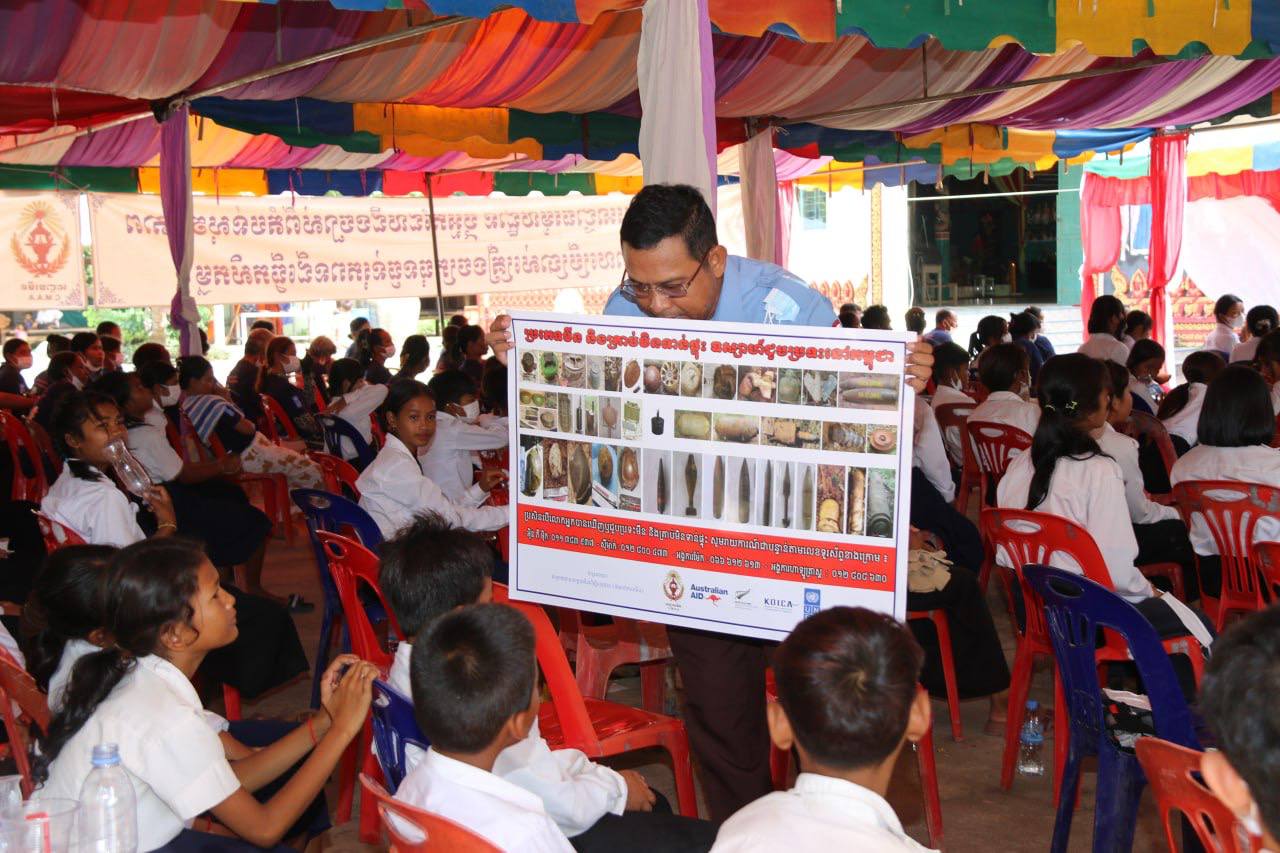 ស៊ីម៉ាក់៖ ករណី គ្រោះថ្នាក់ផ្ទុះគ្រាប់ ស្ថិតនៅភូមិបង្គោល៨ ឃុំស្រអែម បណ្តាលឱ្យកុមារាអាយុ១០ឆ្នាំស្លាប់ និងឪពុករងរបួសធ្ងន់ គឺជាគ្រាប់បែកចង្កោម ប្រភេទ M-85 នៃគ្រាប់កាំភ្លើងធំ ១៥៥ មម