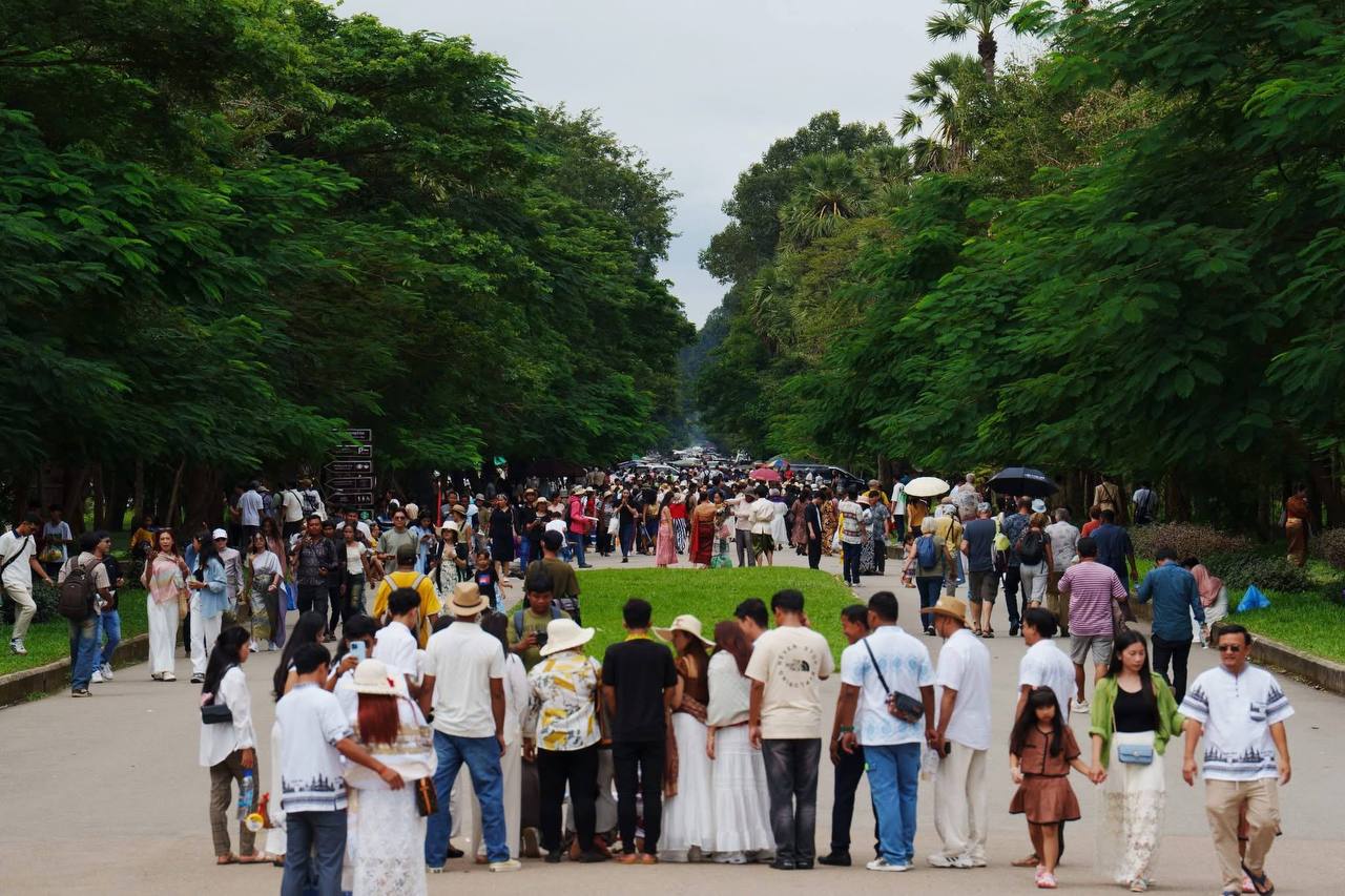 ភ្ញៀវទេសចរជាតិ និងអន្តរជាតិ ចូលរួមដើរកម្សាន្តនាឱកាសព្រះរាជពិធីបុណ្យអុំទូក ឆ្នាំ២០២៥ យ៉ាងច្រើនកុះករបំផុត!