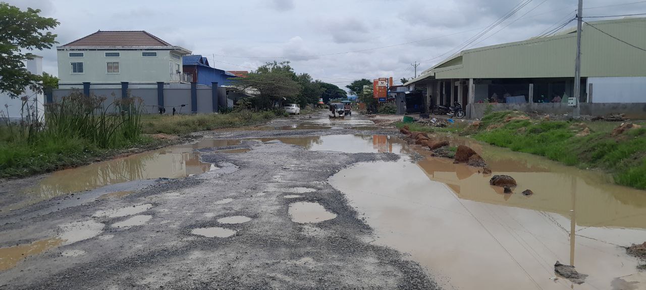 ផ្លូវលេខ ១៤០ តភ្ជាប់ពីផ្លូវលេខ ១៣០ ទៅផ្លូវជាតិលេខ ៤ ក្នុងស្រុកសំរោងទង បានរងការខូចខាតយ៉ាងធ្ងន់ធ្ងរ