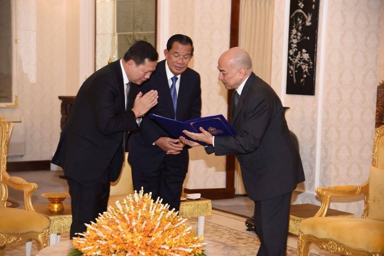 ព្រះមហាក្សត្រ សព្វព្រះរាជហឫទ័យ ប្រោសប្រទានព្រះរាជដំណាក់ ចំនួន ០២ ជូនរាជរដ្ឋាភិបាល ដើម្បីរៀបចំចាត់ចែងធ្វើជា “សារមន្ទីរជាតិ” និងដើម្បីទុកជា “សម្បត្តិបេតិកភណ្ឌជាតិ”