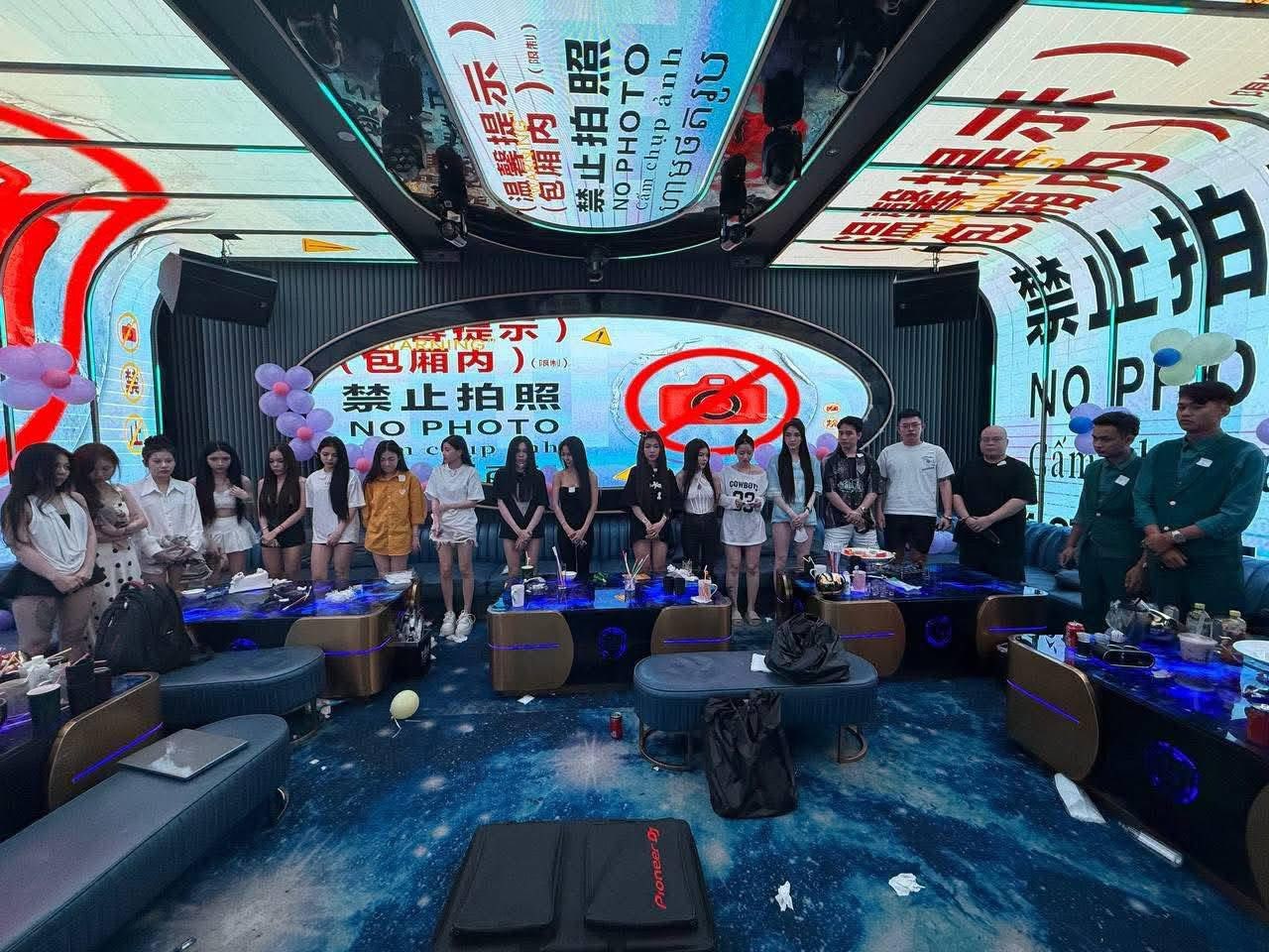 សមត្ថកិច្ចនៃមន្ទីរប្រឆាំងគ្រឿងញៀន ឆ្មក់បង្ក្រាប «ក្លឹបកំសាន្តអន្តរជាតិបាវិត» ជនសង្ស័យ ជាង ៣០០នាក់ត្រូវបានឃាត់ខ្លួន