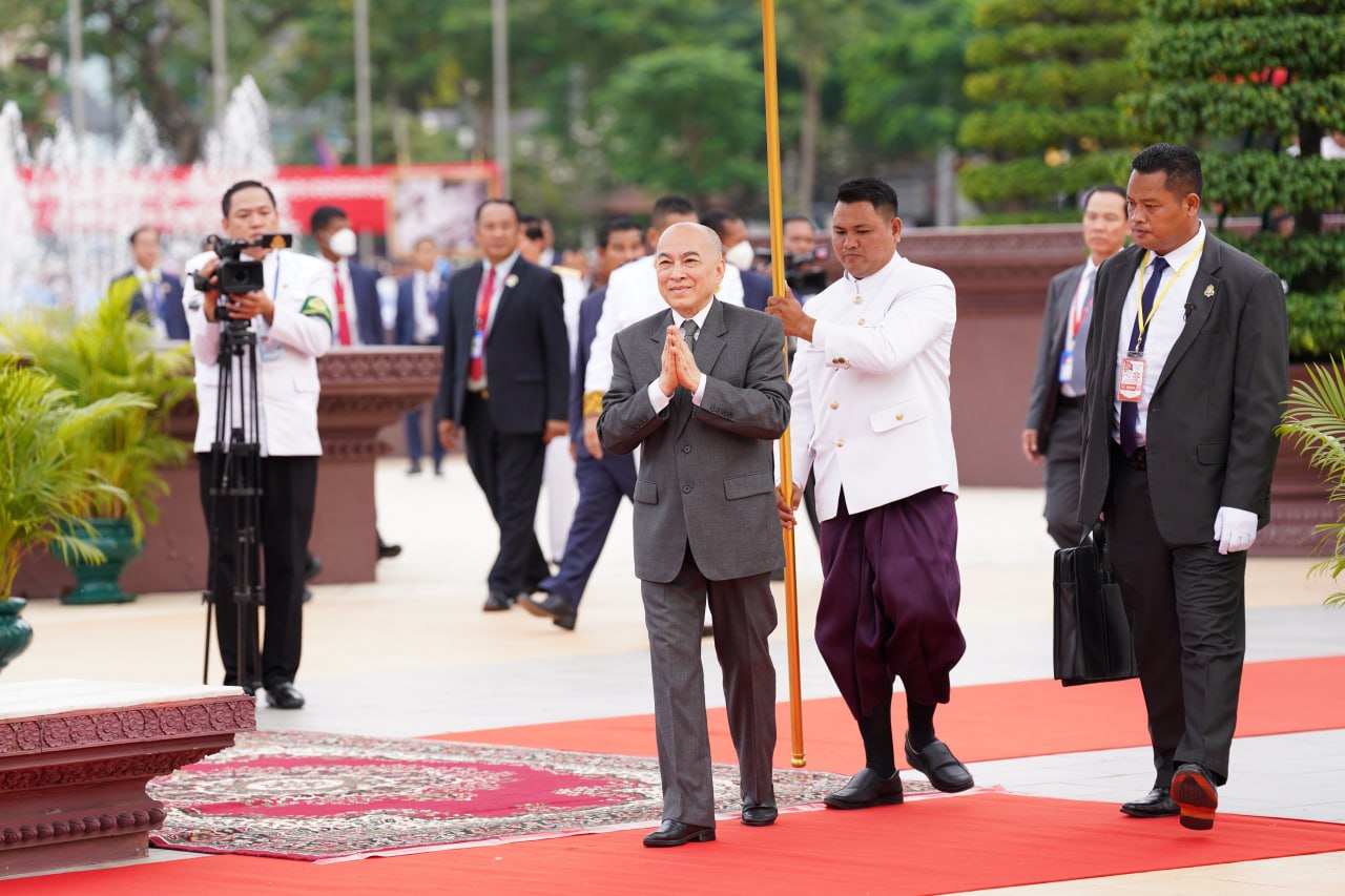 ព្រះមហាក្សត្រ ស្តេចយាងពន្លត់ភ្លើងជ័យ ខួបលើកទី៧២ឆ្នាំ ទិវាបុណ្យឯករាជ្យជាតិ ០៩ វិច្ឆិកា នៅវិមានឯករាជ្យ