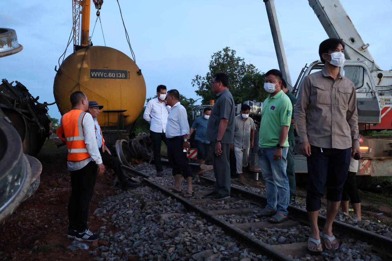 Update: ប្រេងម៉ាស៊ូត ៣ ម៉ឺនលីត្រ ធ្លាយចេញពីទូររថភ្លើង ក្រសួងបរិស្ថាន ចុះត្រួតពិនិត្យបន្ទាន់!