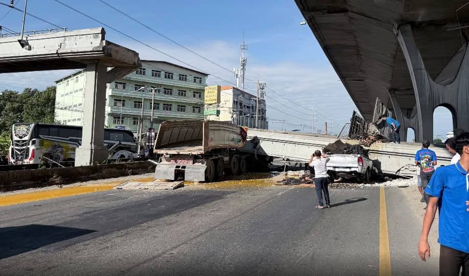 ក្រសួងកម្មពាកំពុងដាក់ទណ្ឌកម្មថៃបណ្ដើរៗហើយ ស្ពានអាកាសថ្មើរជើងថៃ បាក់រាបដល់ដី បណ្តាលឲ្យមនុស្សជាច្រើននាក់រងរបួស