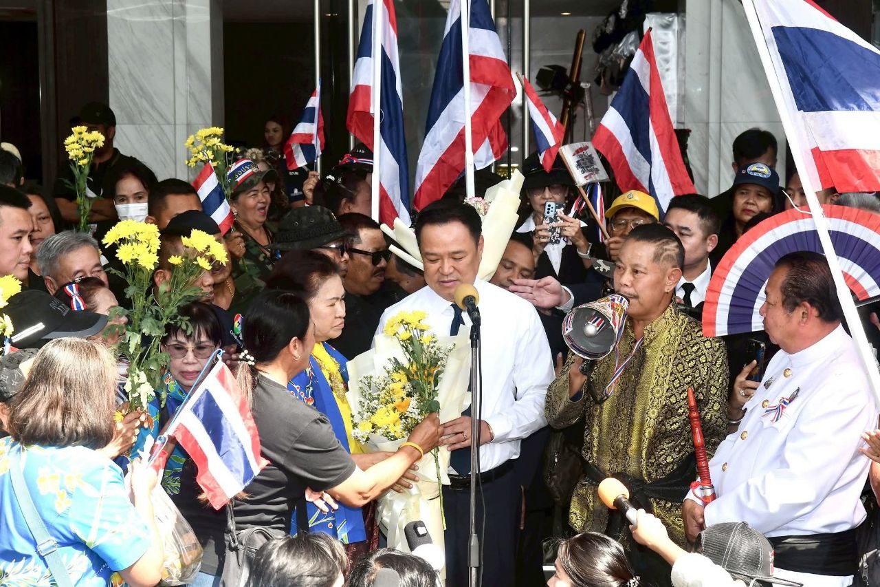 ជនជាតិថៃមួយក្រុម ប្រកាសគាំទ្ររបបរាជានិយម និង លោក អានុទីន យ៉ាងពេញទំហឹង