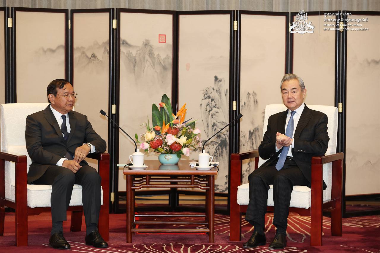 កម្ពុជា-ចិន ពង្រឹងមិត្តភាពដែកថែប ខណៈចិនត្រូវបានវាយតម្លៃខ្ពស់ចំពោះតួនាទីគាំទ្របទឈប់បាញ់ កម្ពុជា-ថៃ