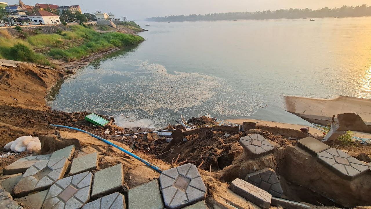 ករណីច្រាំងទន្លេមេគង្គបាក់ស្រុត បង្កភាពភ្ញាក់ផ្អើល និងការព្រួយបារម្ភសម្រាប់ប្រជាពលរដ្ឋ