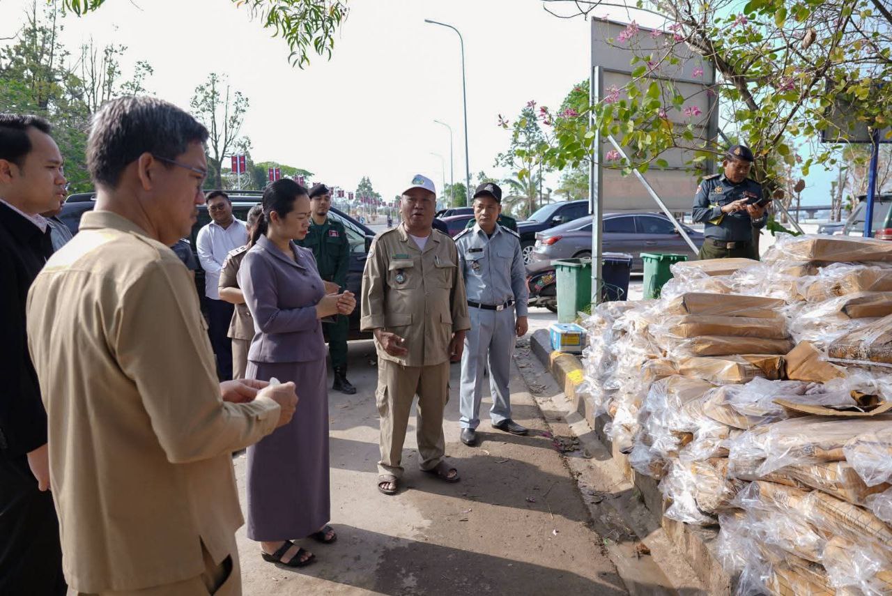 មឹកបង្កកខុសច្បាប់នាំចូលពីថៃ ត្រូវបានដុតកម្ទេចចោល ក្រោយអភិបាលខេត្តកោះកុង ចុះត្រួតពិនិត្យផ្ទាល់